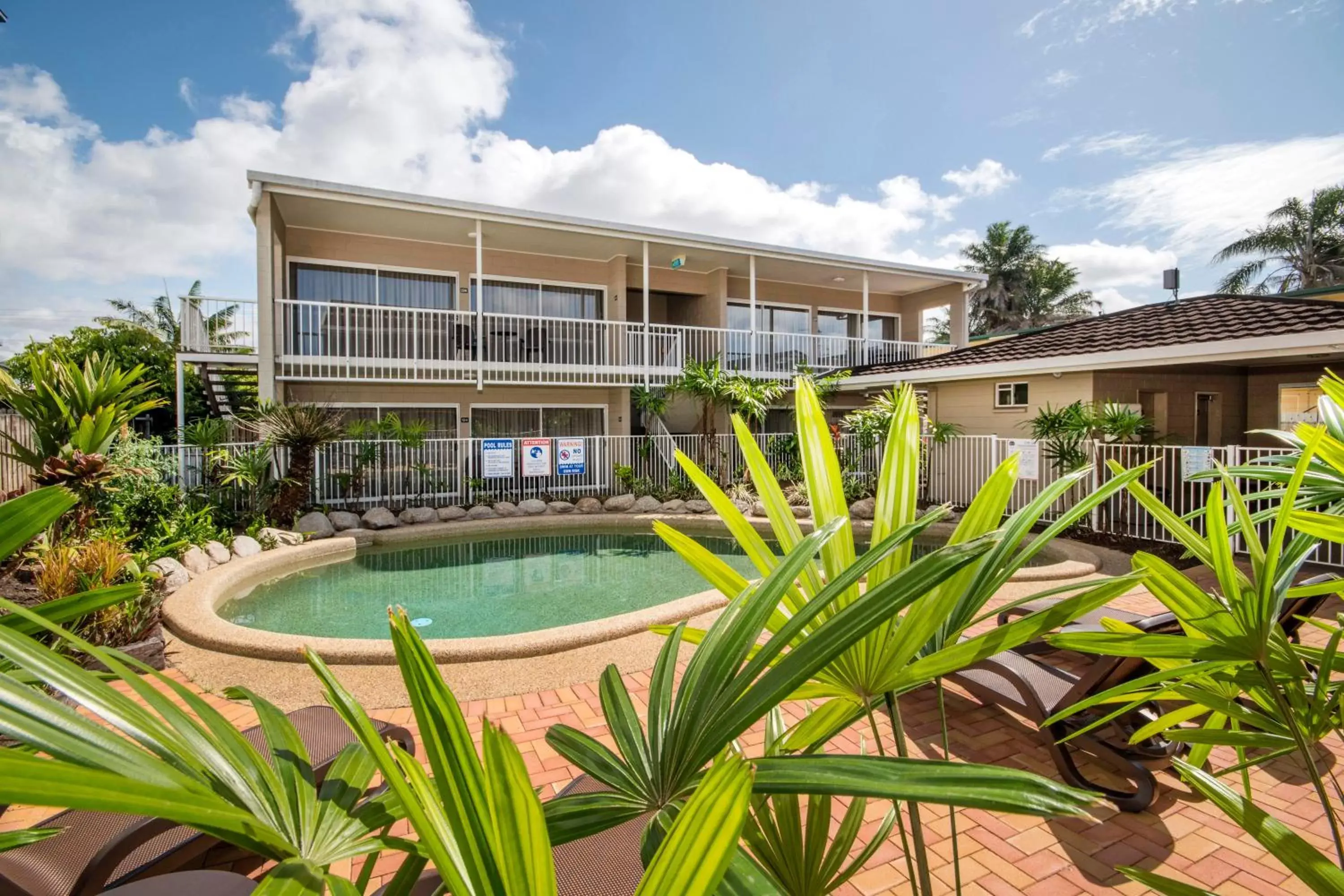 Swimming pool in Comfort Inn Cairns City Swimming pool in Comfort Inn Cairns City