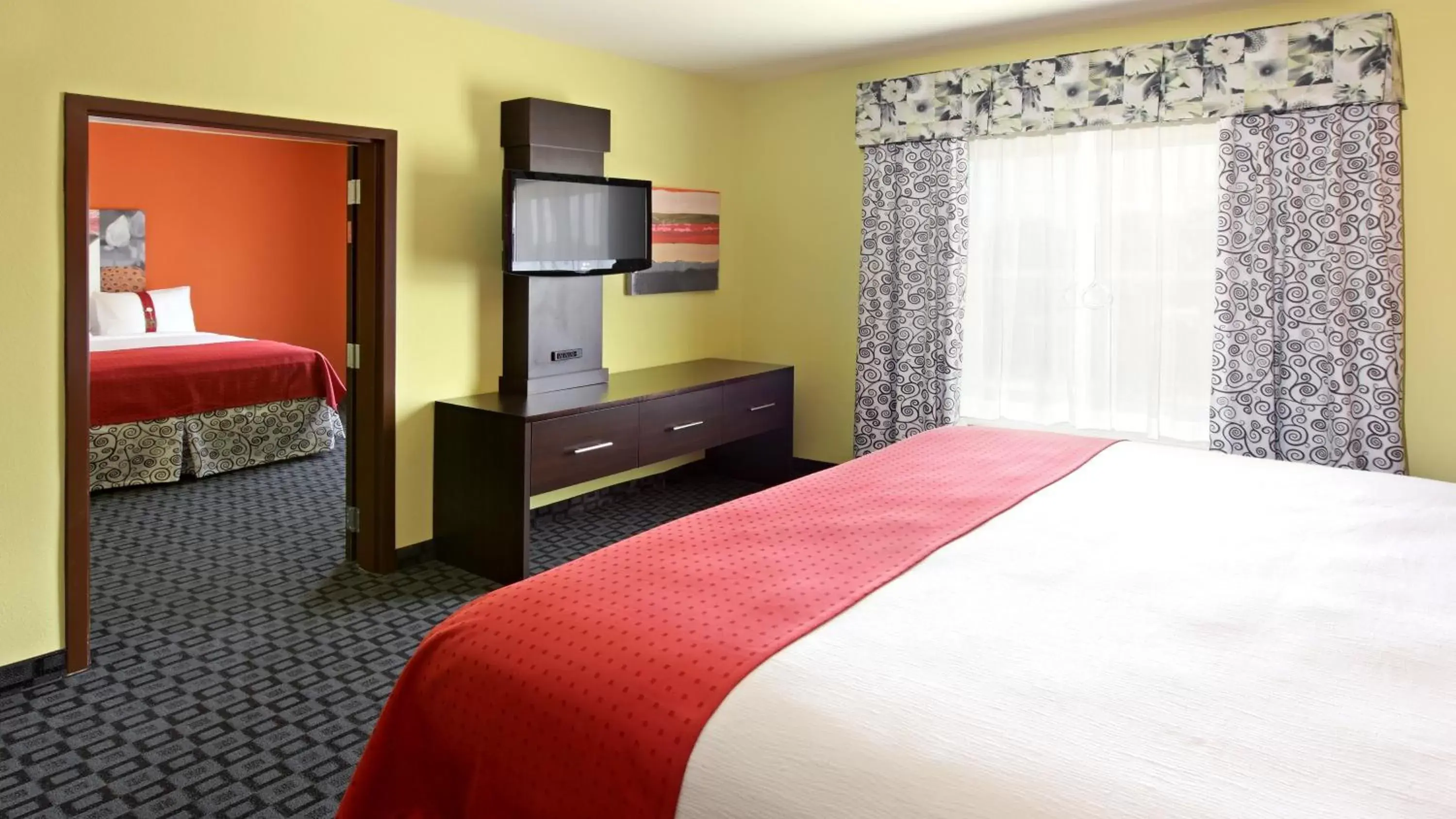 Bedroom, Bed in Holiday Inn Garland, an IHG Hotel