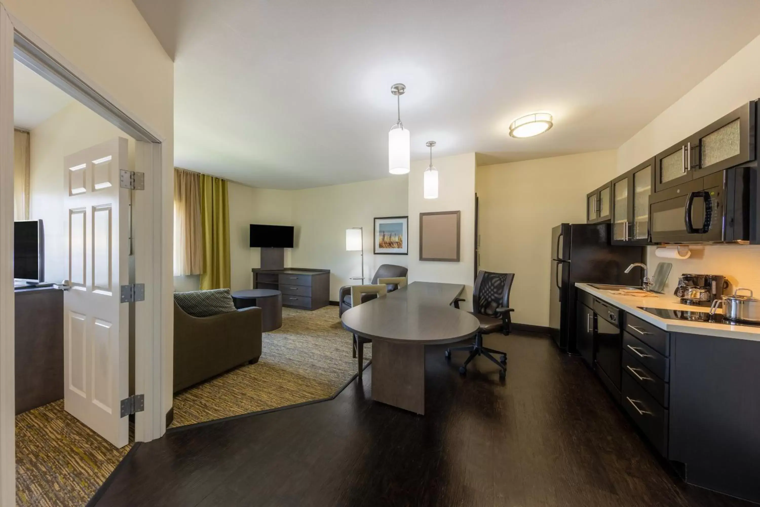 Kitchen or kitchenette, Dining Area in Candlewood Suites Springfield South, an IHG Hotel