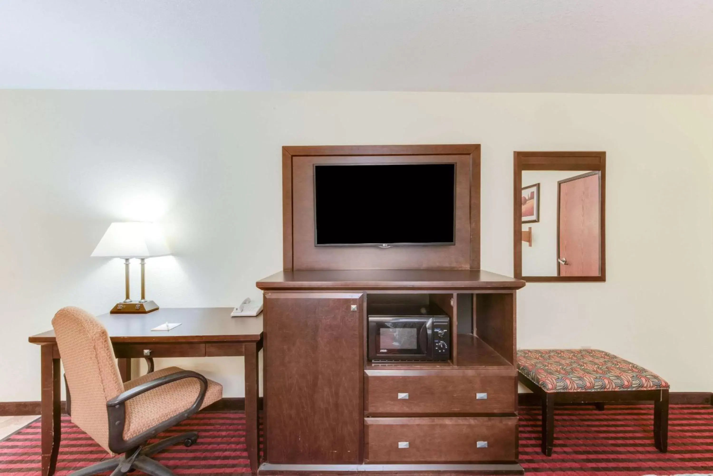 Photo of the whole room, TV/Entertainment Center in Days Inn by Wyndham Fort Stockton