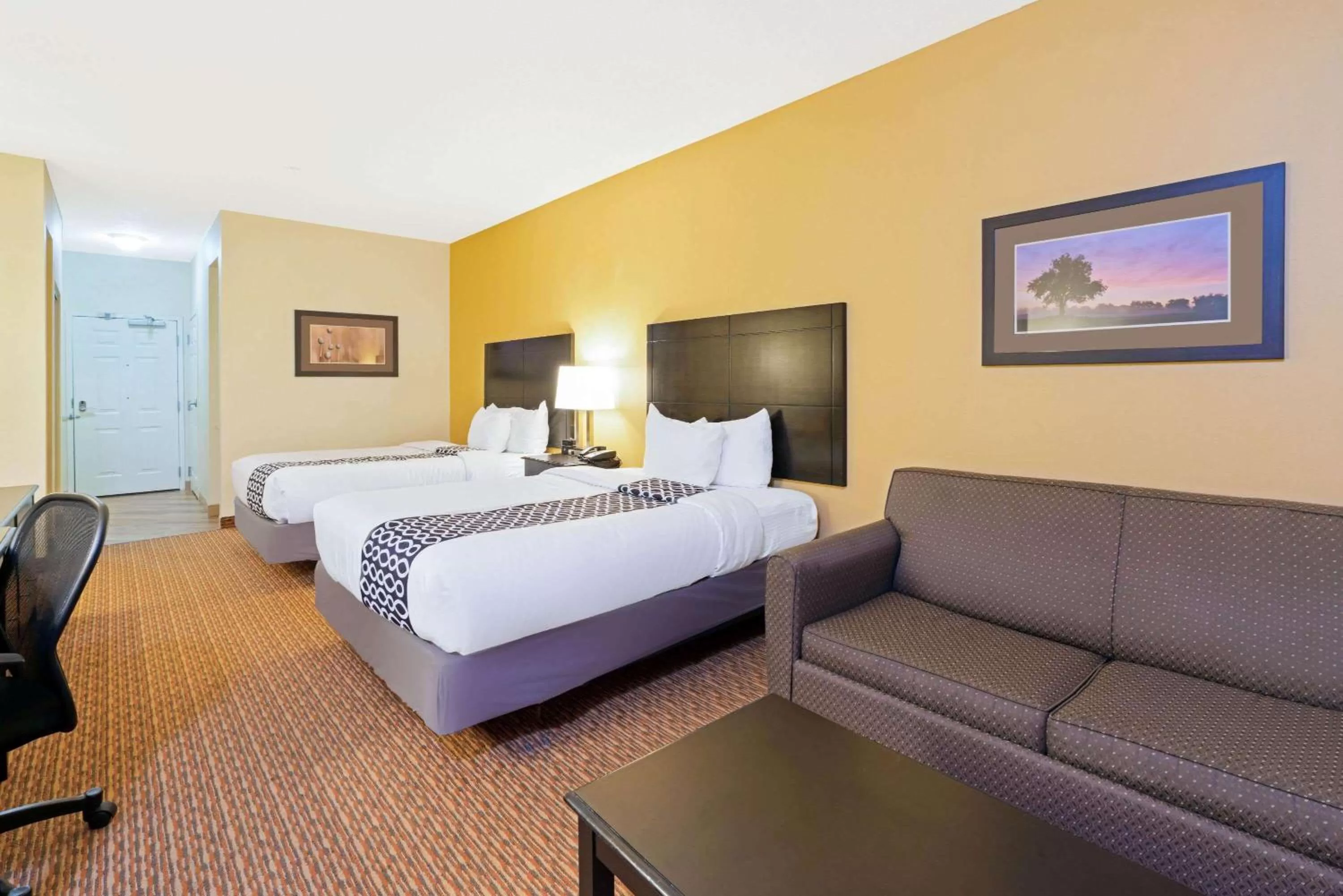 Photo of the whole room, Bed in La Quinta by Wyndham Stillwater -University Area
