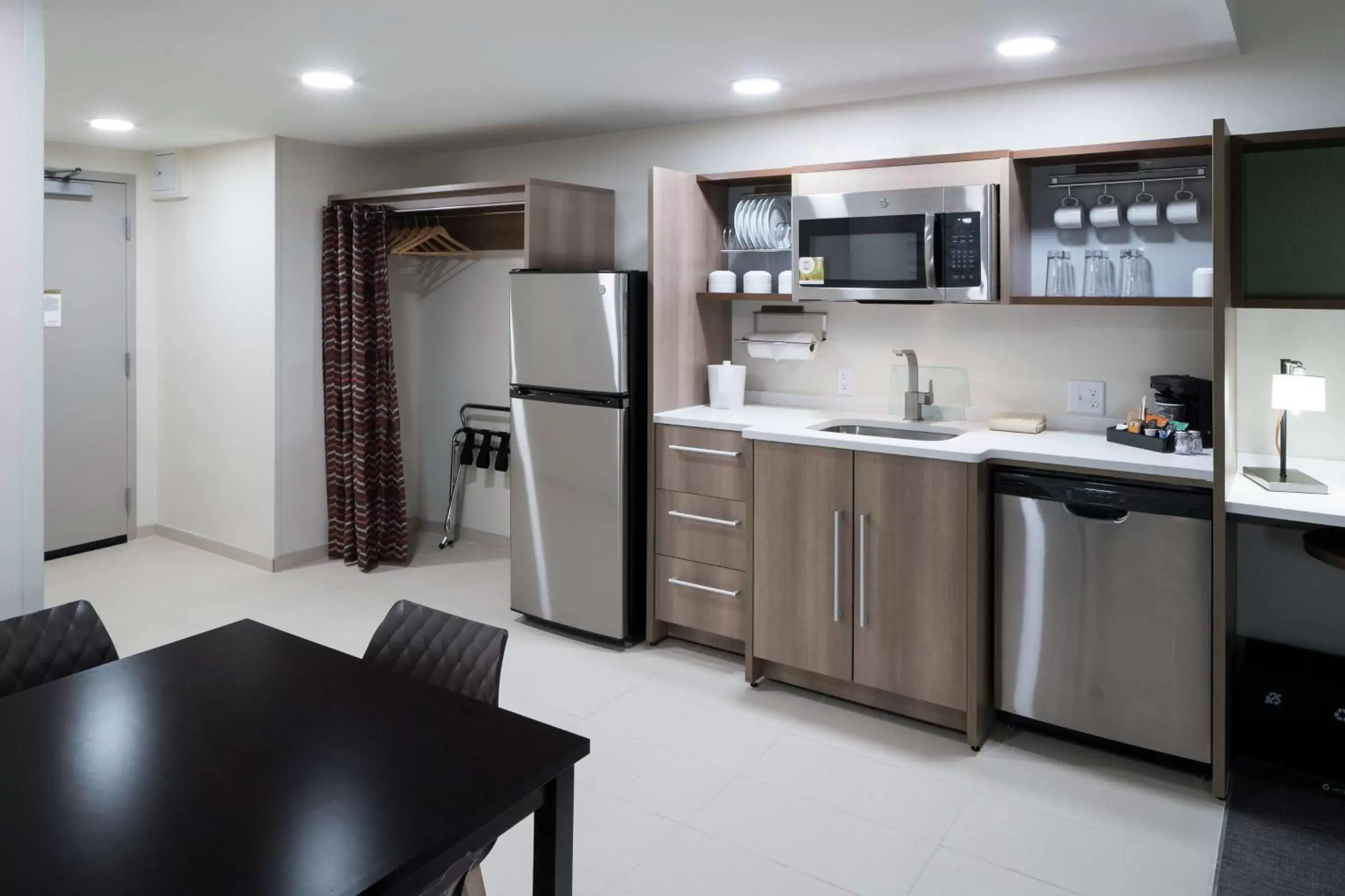 Kitchen or kitchenette, Kitchen/Kitchenette in Home2 Suites By Hilton Jacksonville Airport