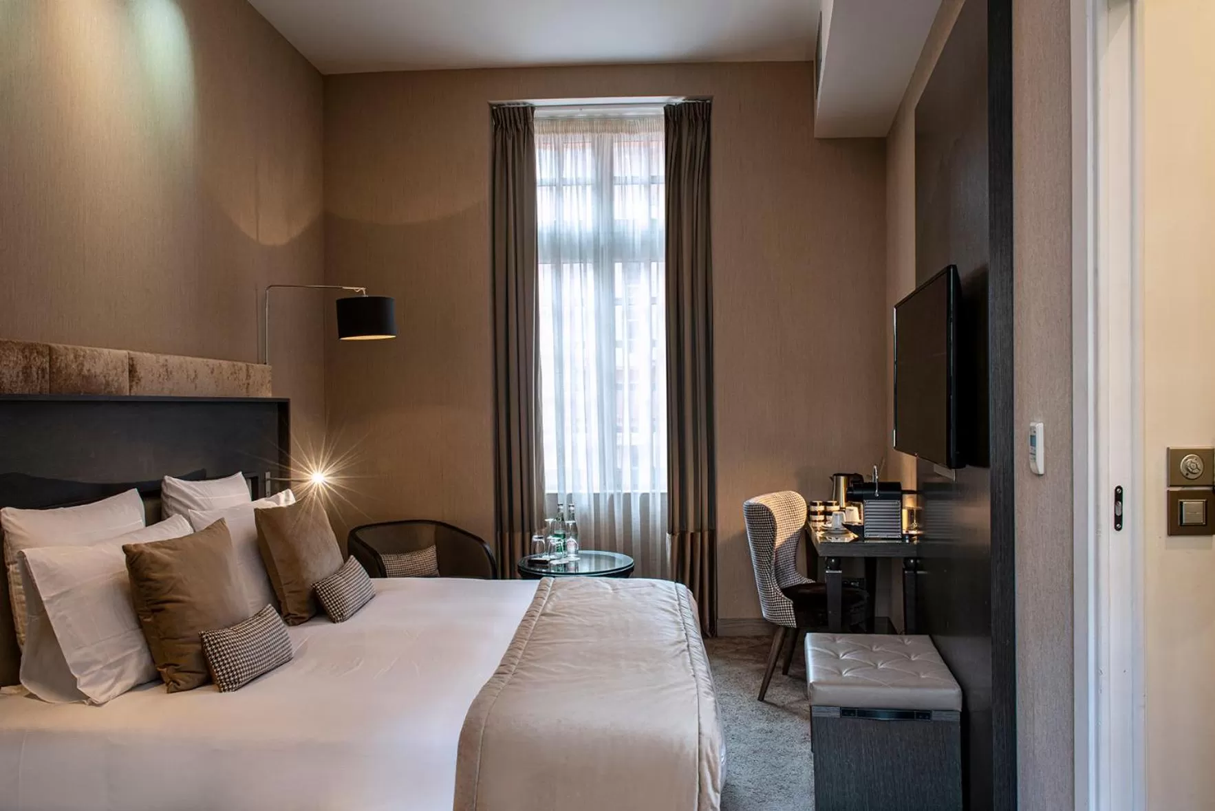 Bed in La Cour des Consuls Hotel & Spa Toulouse - MGallery Collection