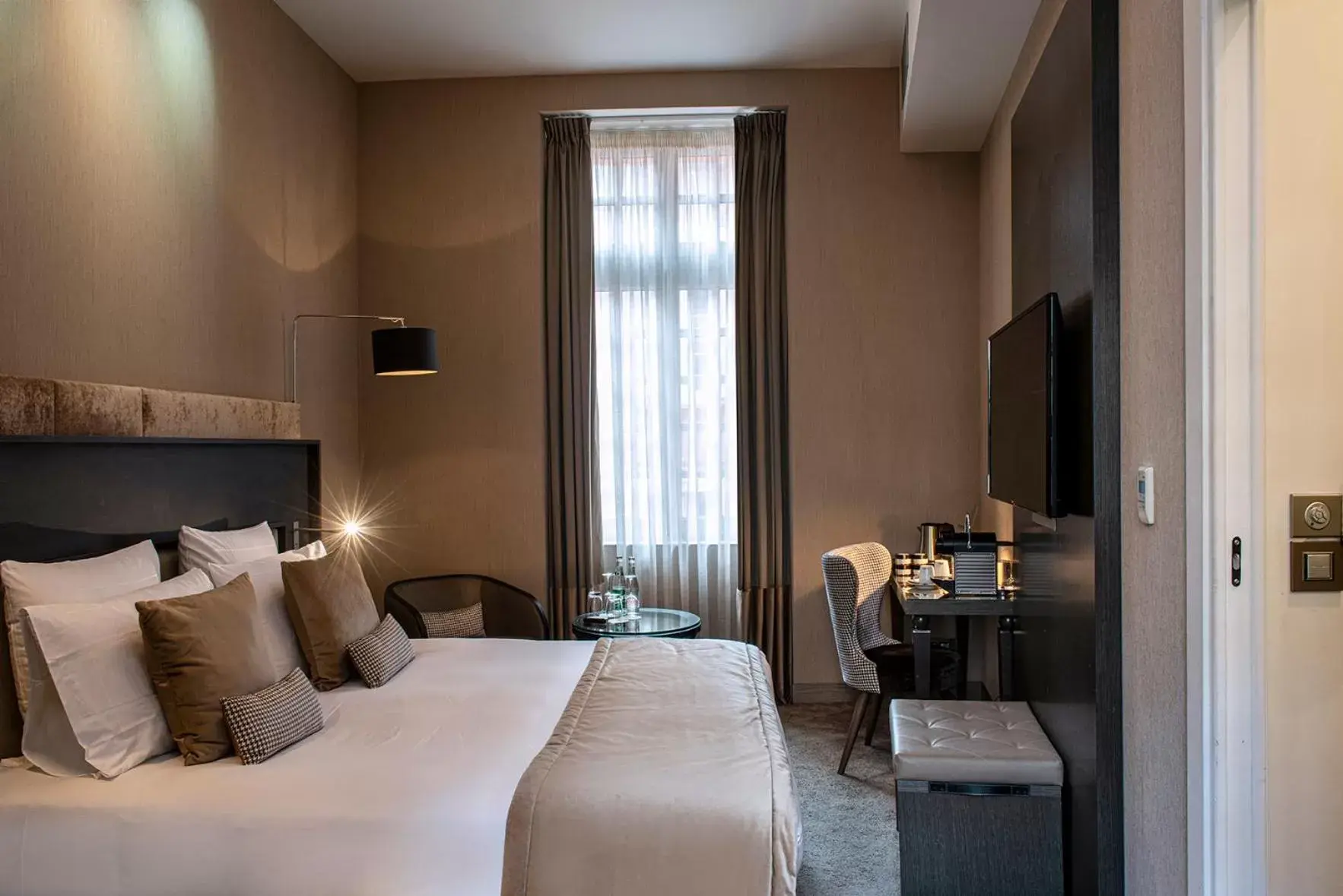 Bed in La Cour des Consuls Hotel and Spa Toulouse - MGallery