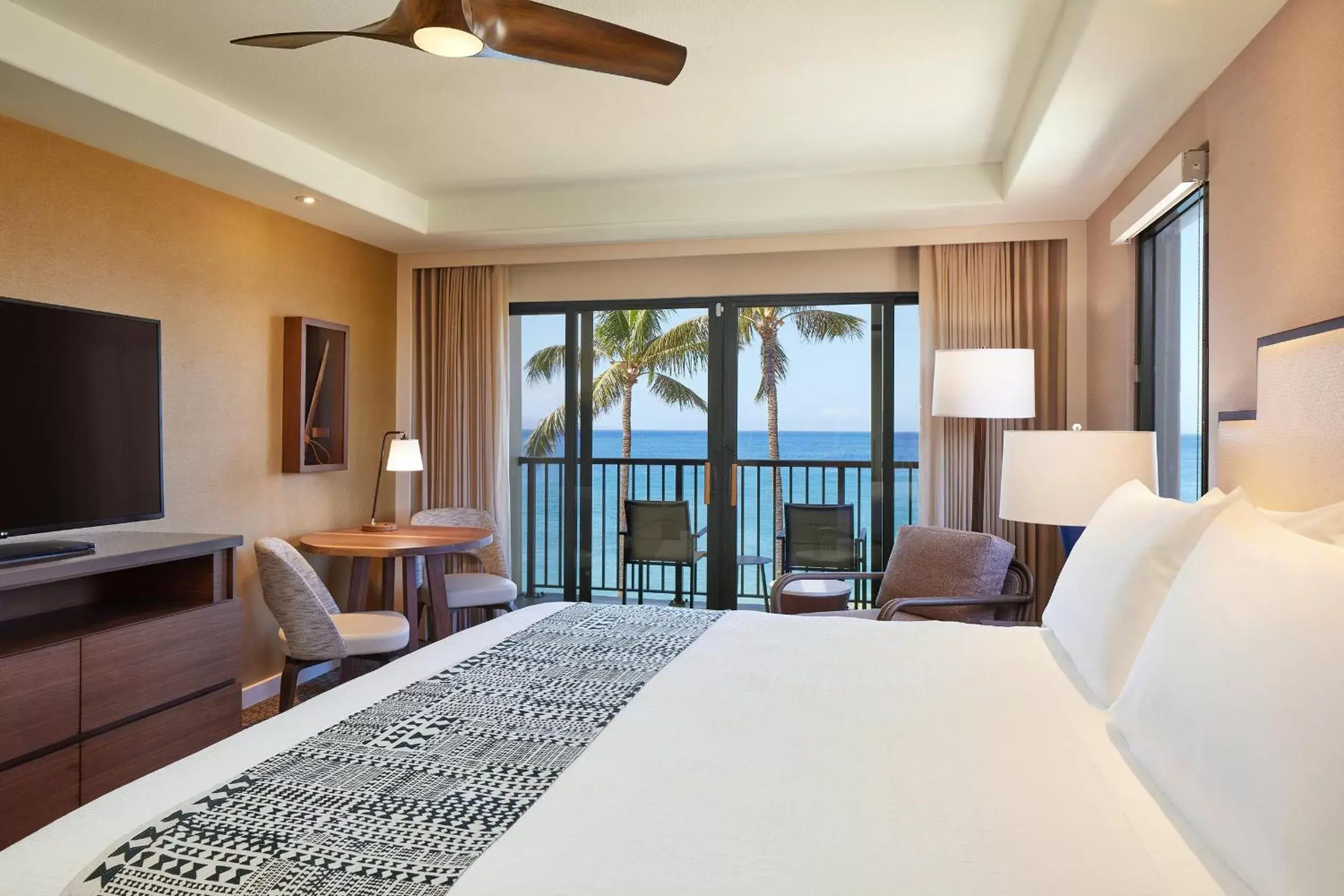 Bed in OUTRIGGER Kāʻanapali Beach Resort