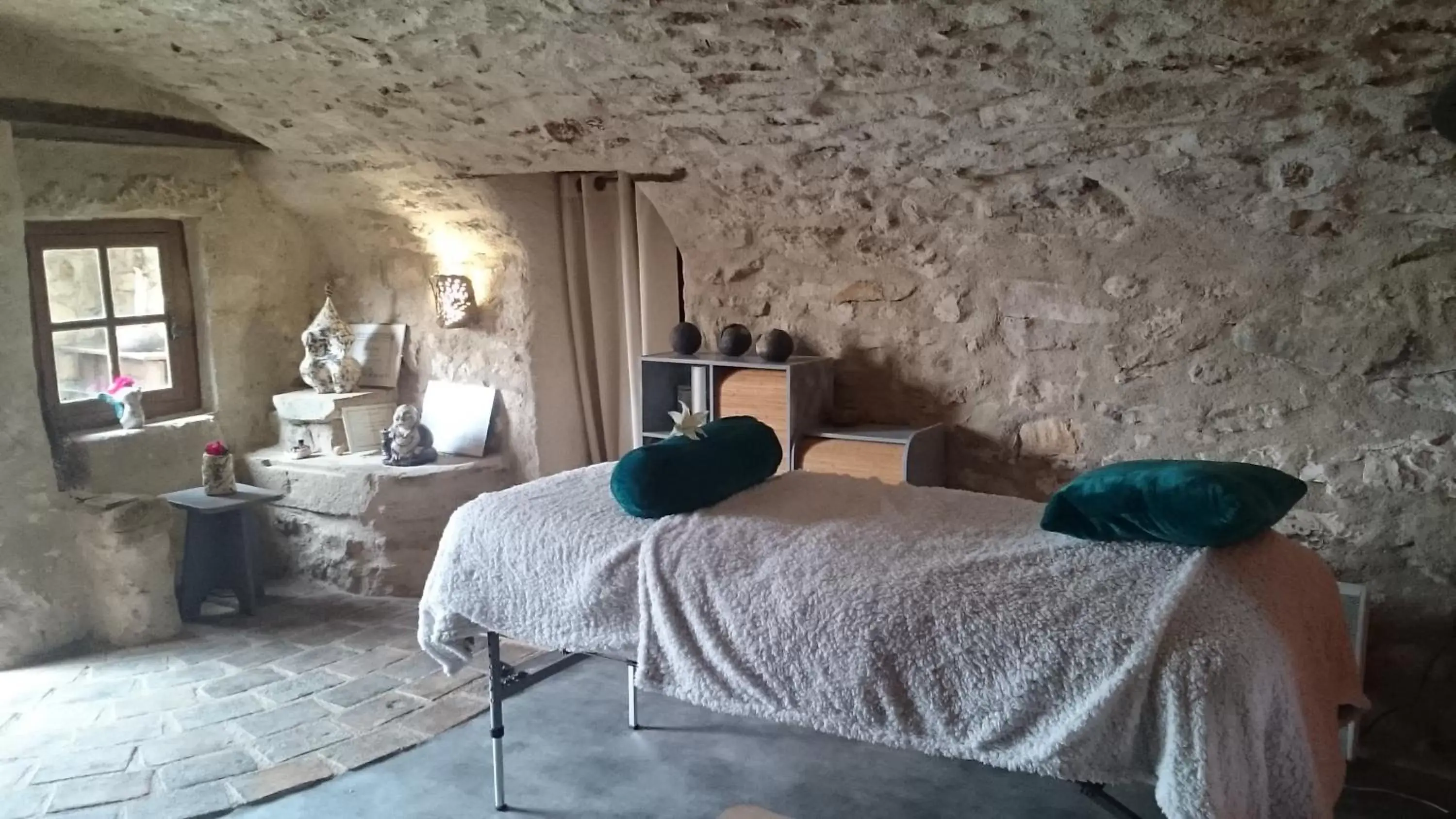 Massage in Suite Cardinale 40m2 chambre d' hôte du Mas Fabrègue