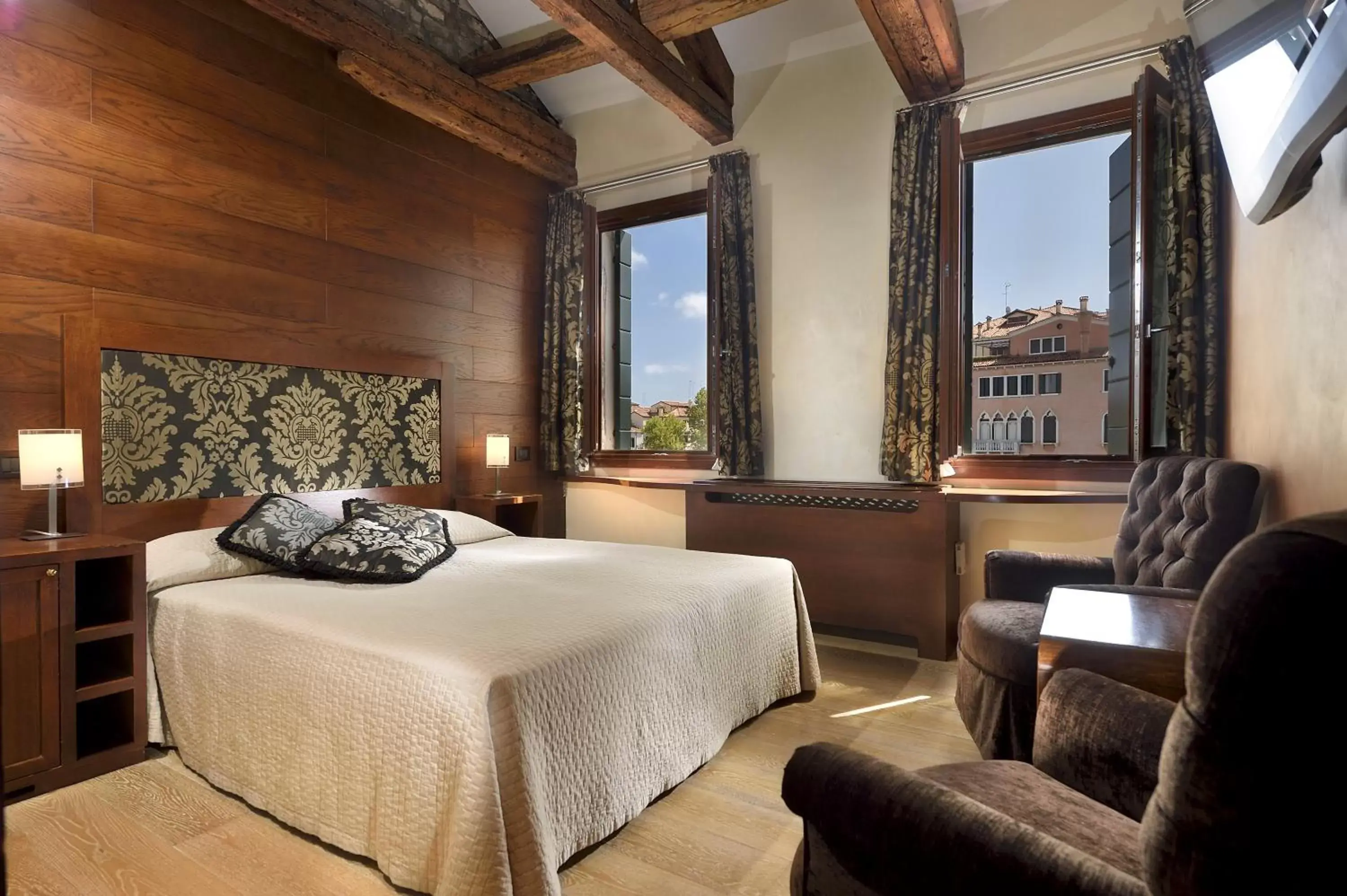 Deluxe Double Room with Grand Canal View in Abbazia De Luxe