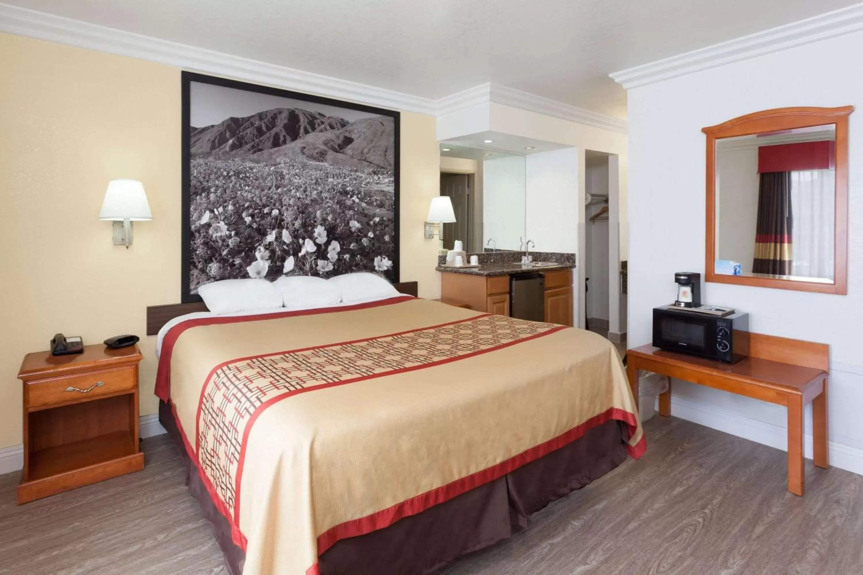 Photo of the whole room, Bed in Super 8 by Wyndham Santa Clarita/Valencia
