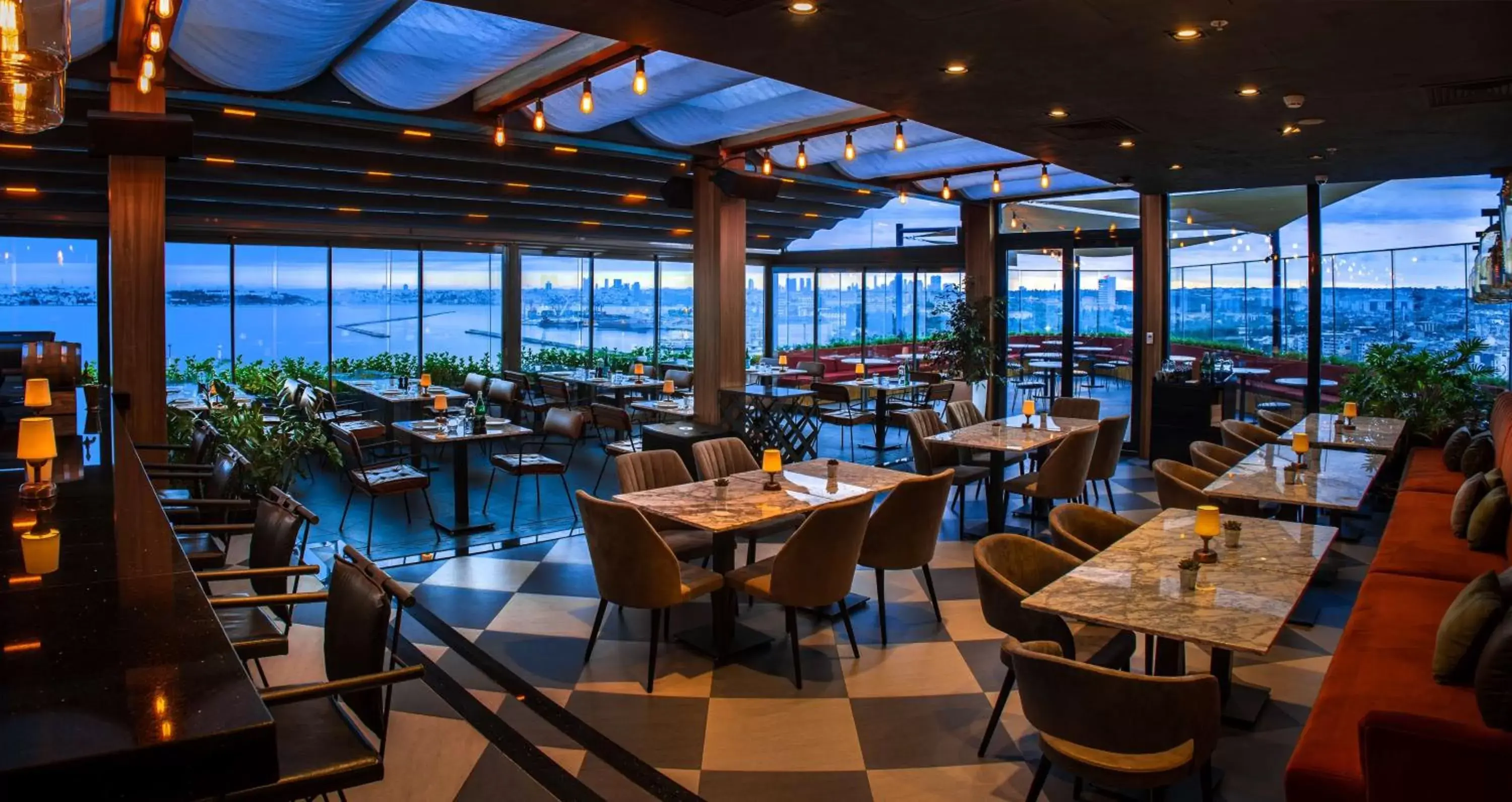 Restaurant/Places to Eat in DoubleTree By Hilton Istanbul - Moda