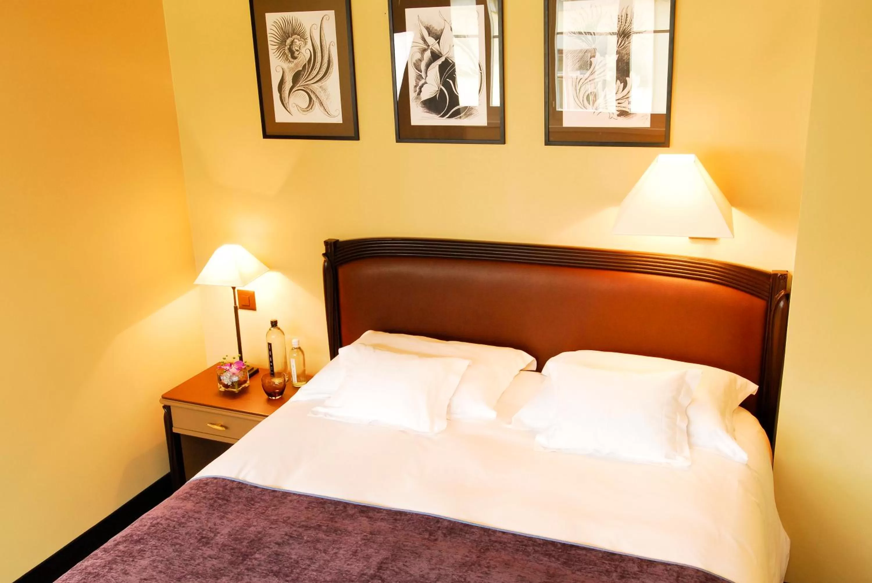 Bed in Hôtel Tiffany by Fassbind