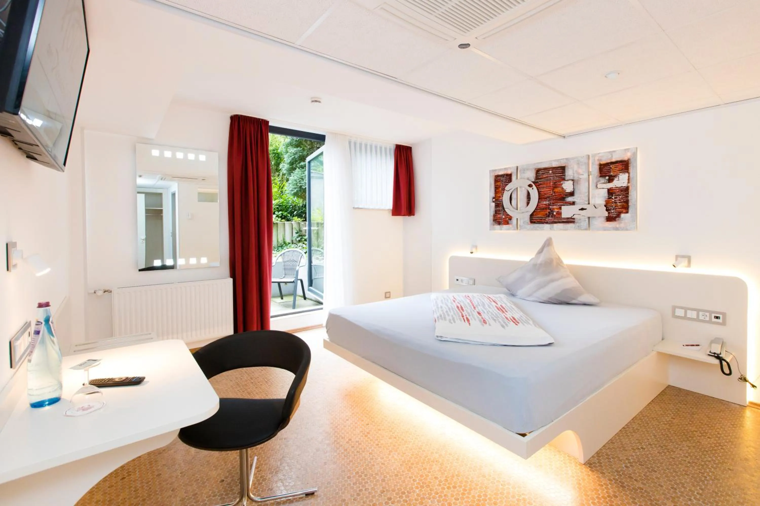 Photo of the whole room, Bed in Hotel Am Düsseldorfer Platz