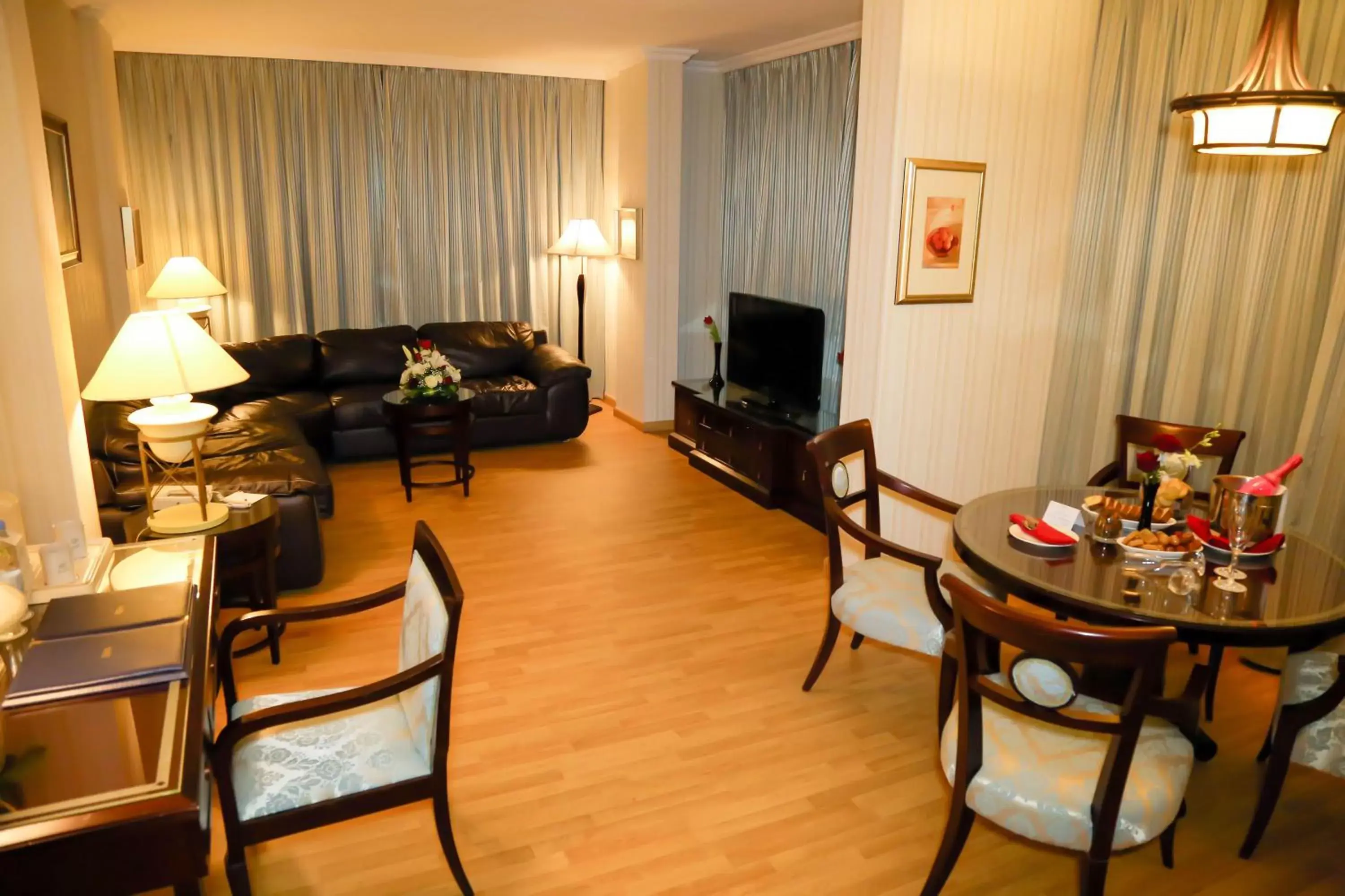 Living room, Lounge/Bar in Swiss Al Hamra Hotel