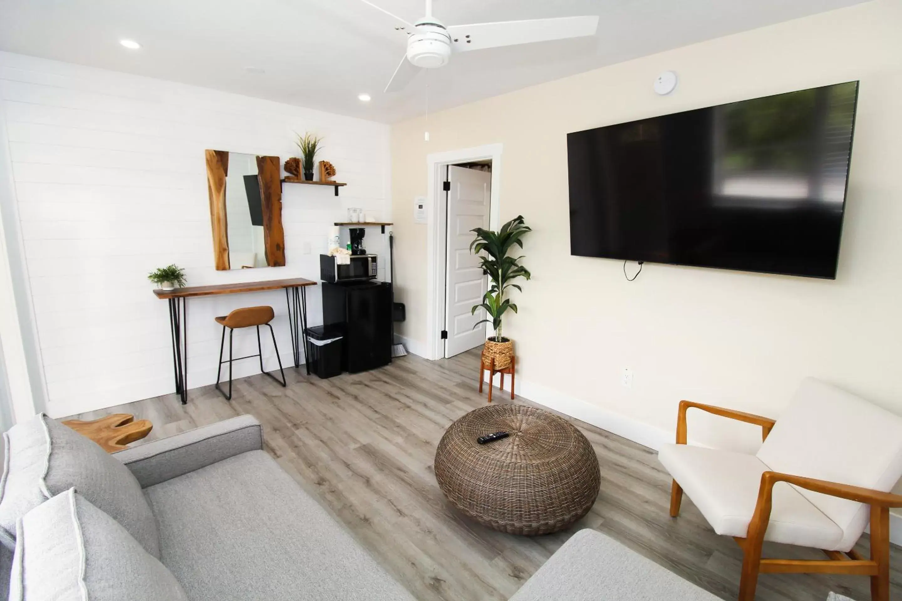 Living room, TV/Entertainment Center in Pelican Post at Anna Maria Island Inn