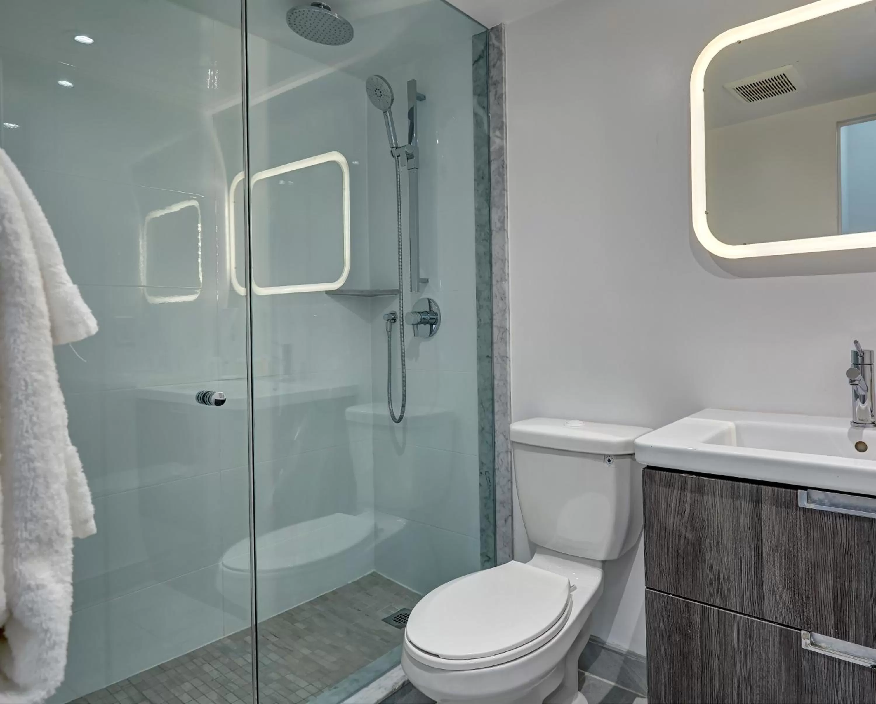 Shower in Town Inn Suites Hotel