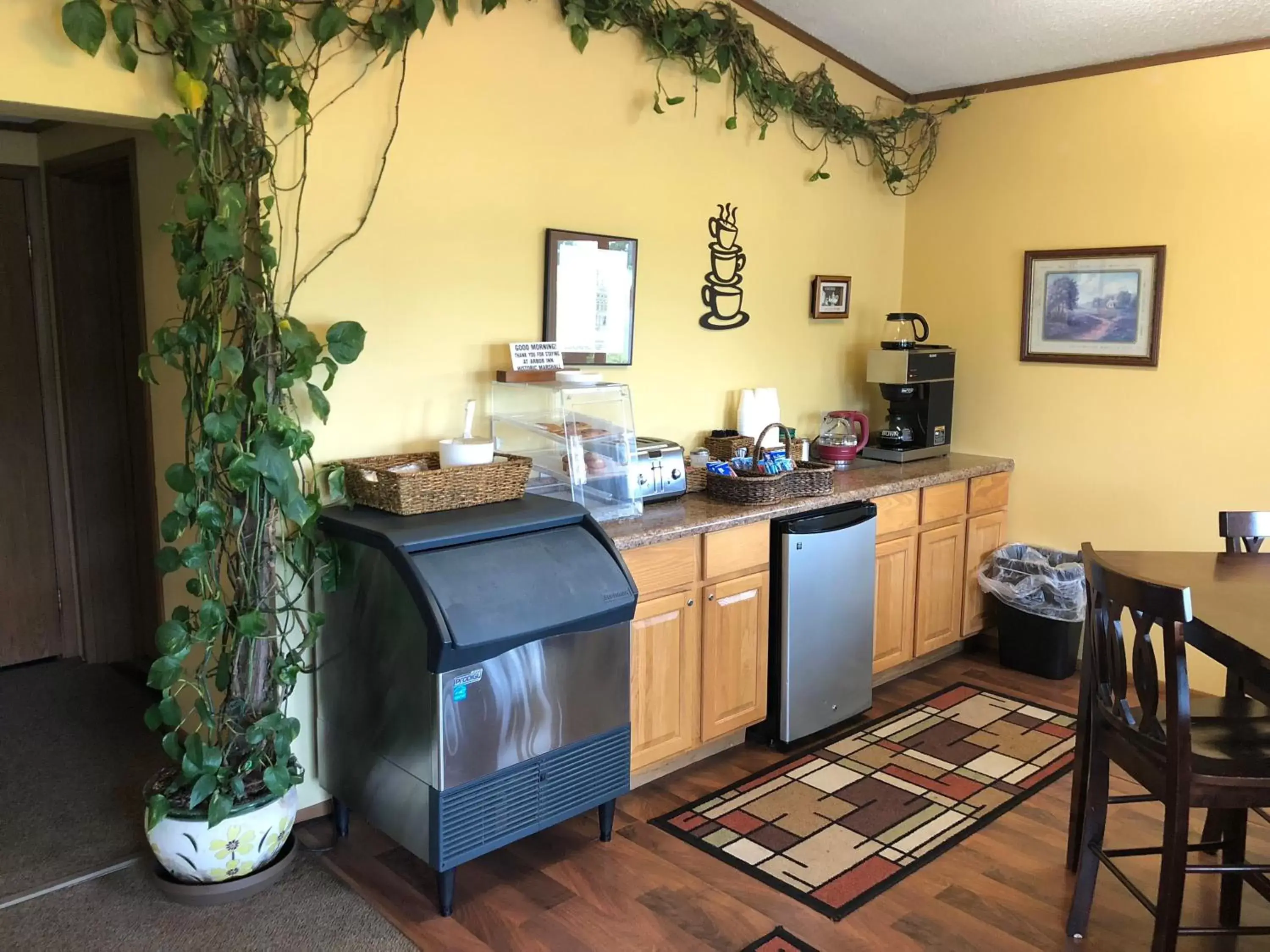 Coffee/tea facilities in Arbor Inn of Historic Marshall