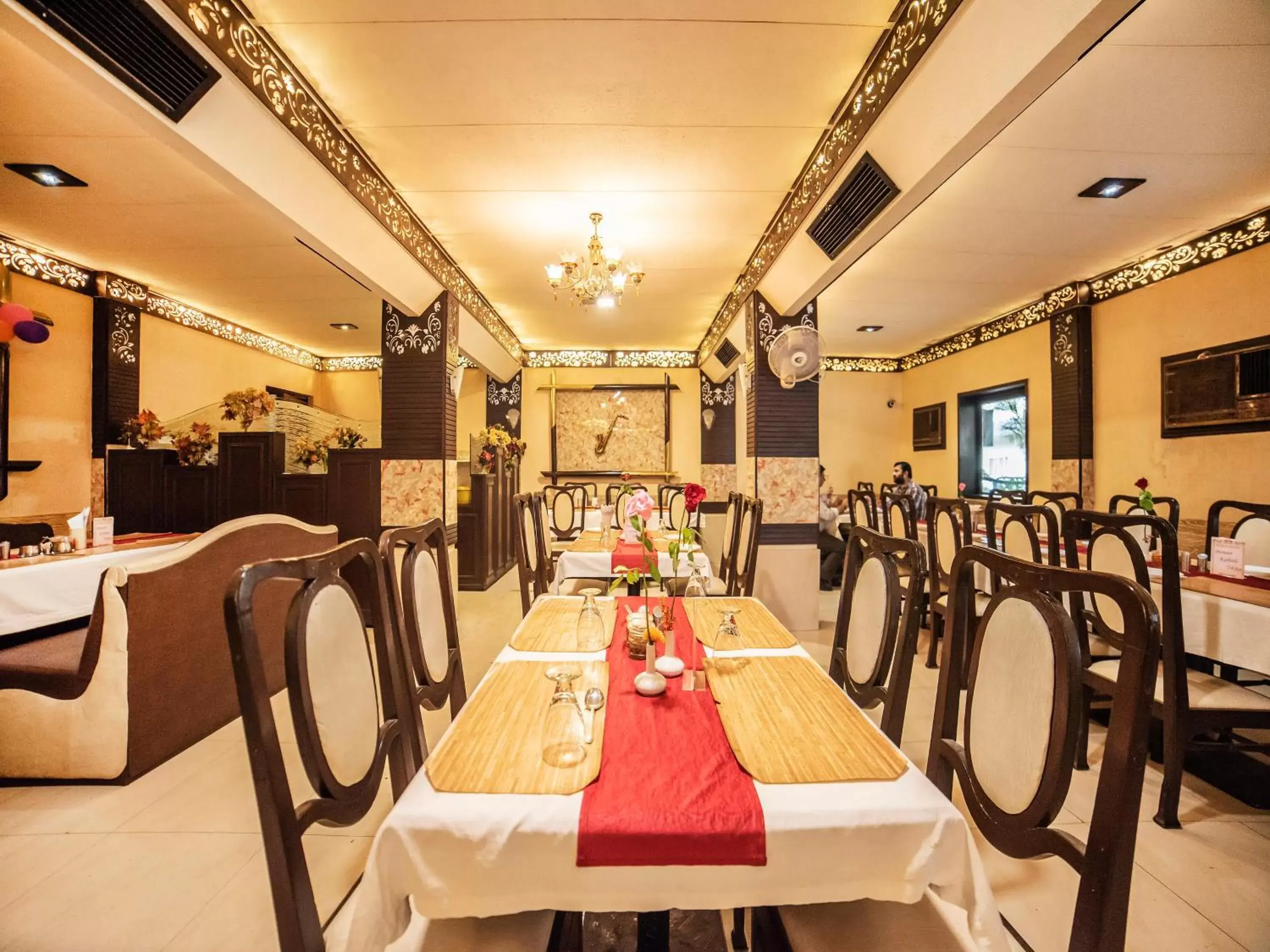 Restaurant/places to eat in FabHotel Santoor Geeta Bhawan Square Restaurant/places to eat in FabHotel Santoor Geeta Bhawan Square