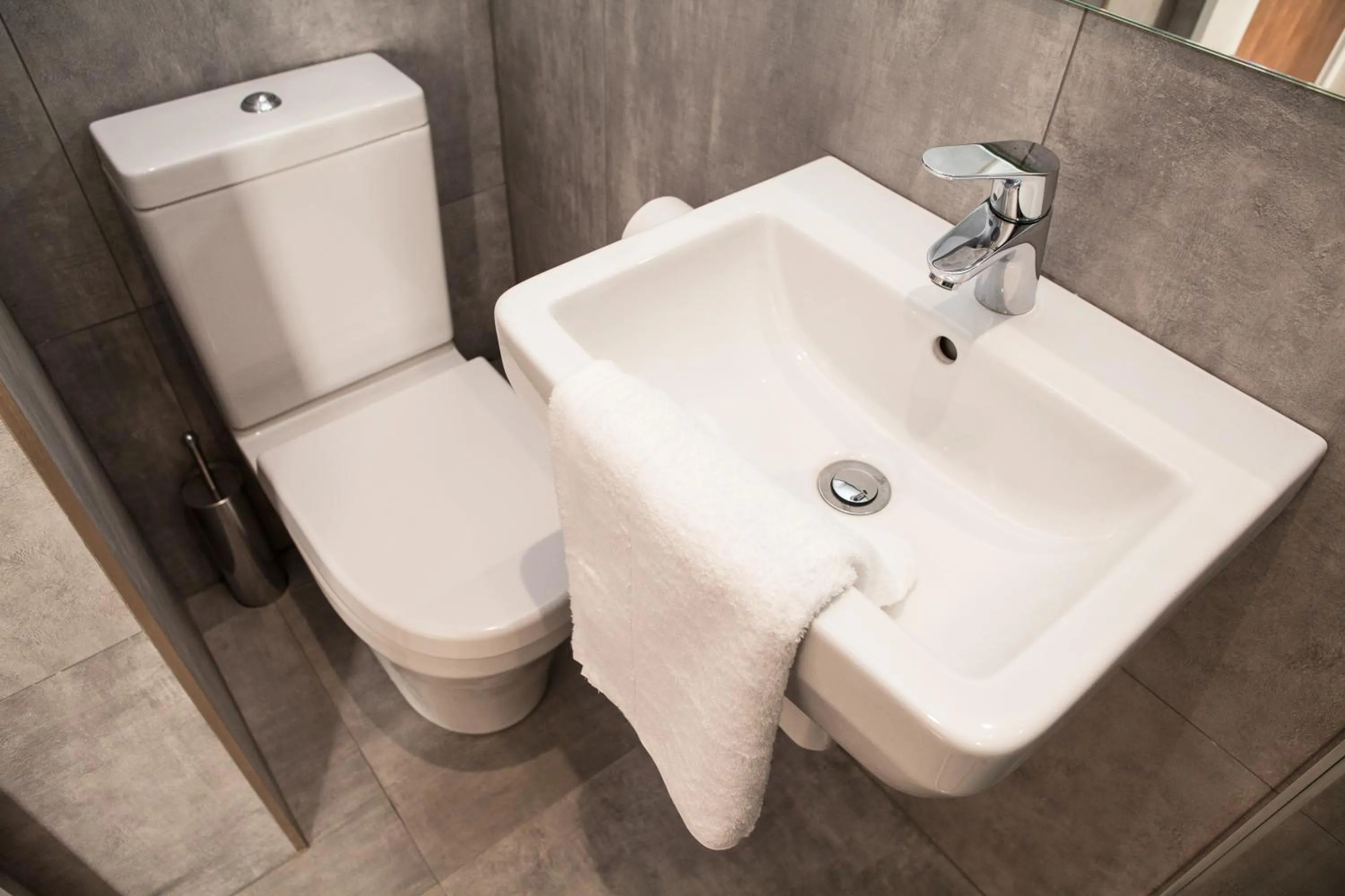 Bathroom in The Tudor Inn Hotel