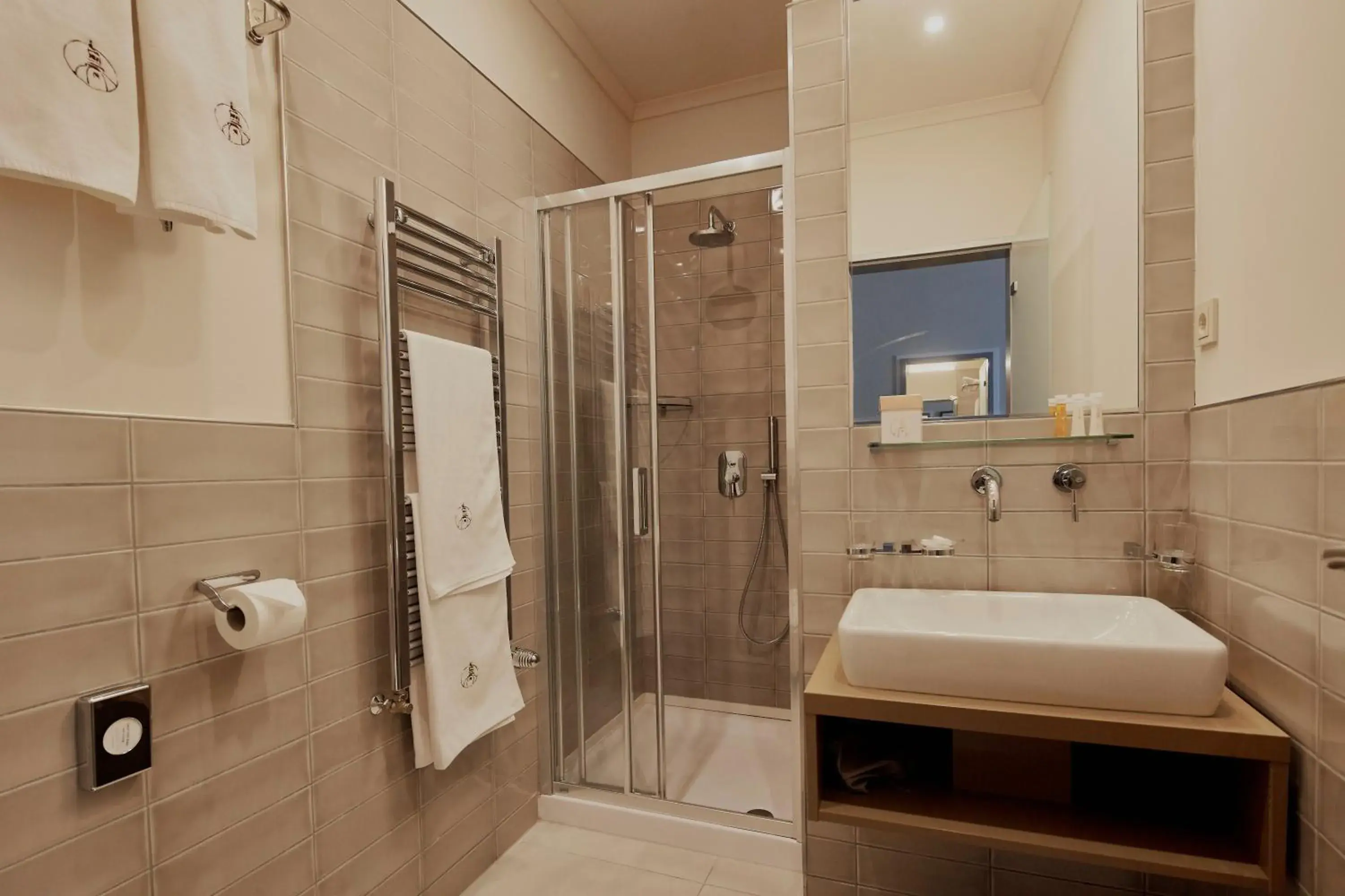Shower, Bathroom in Hotel Central Basilica