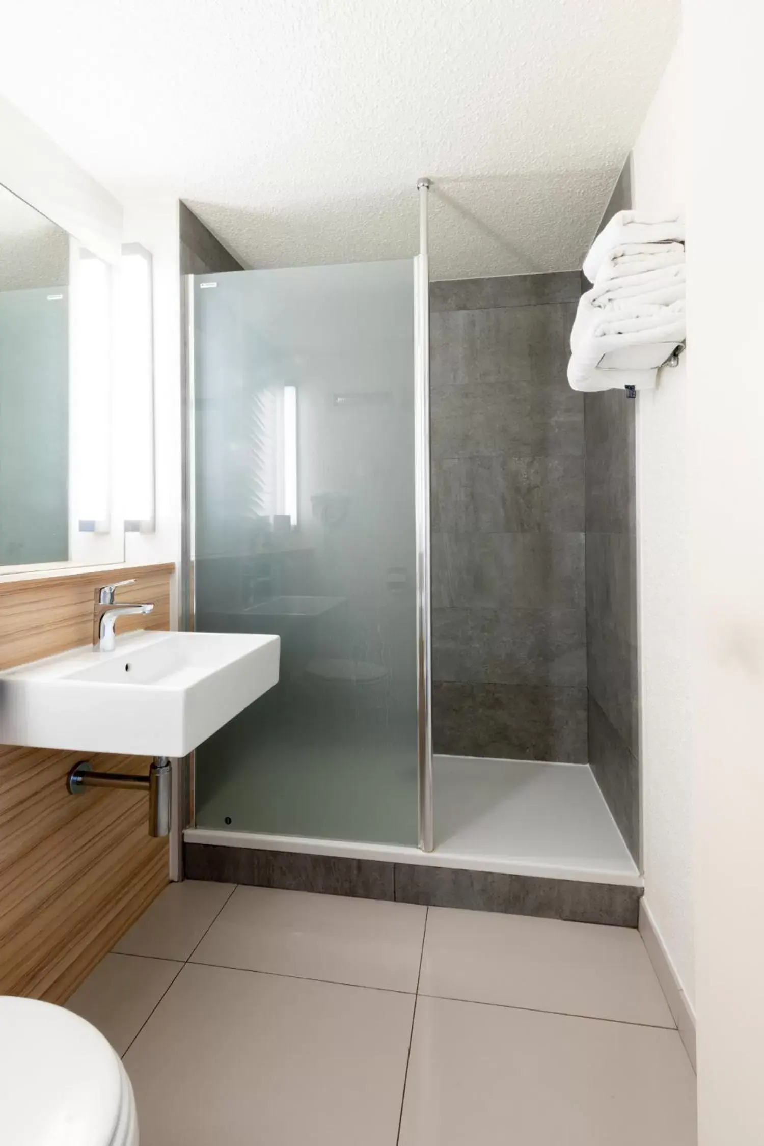 Shower, Bathroom in Campanile Reims Sud - Bezannes