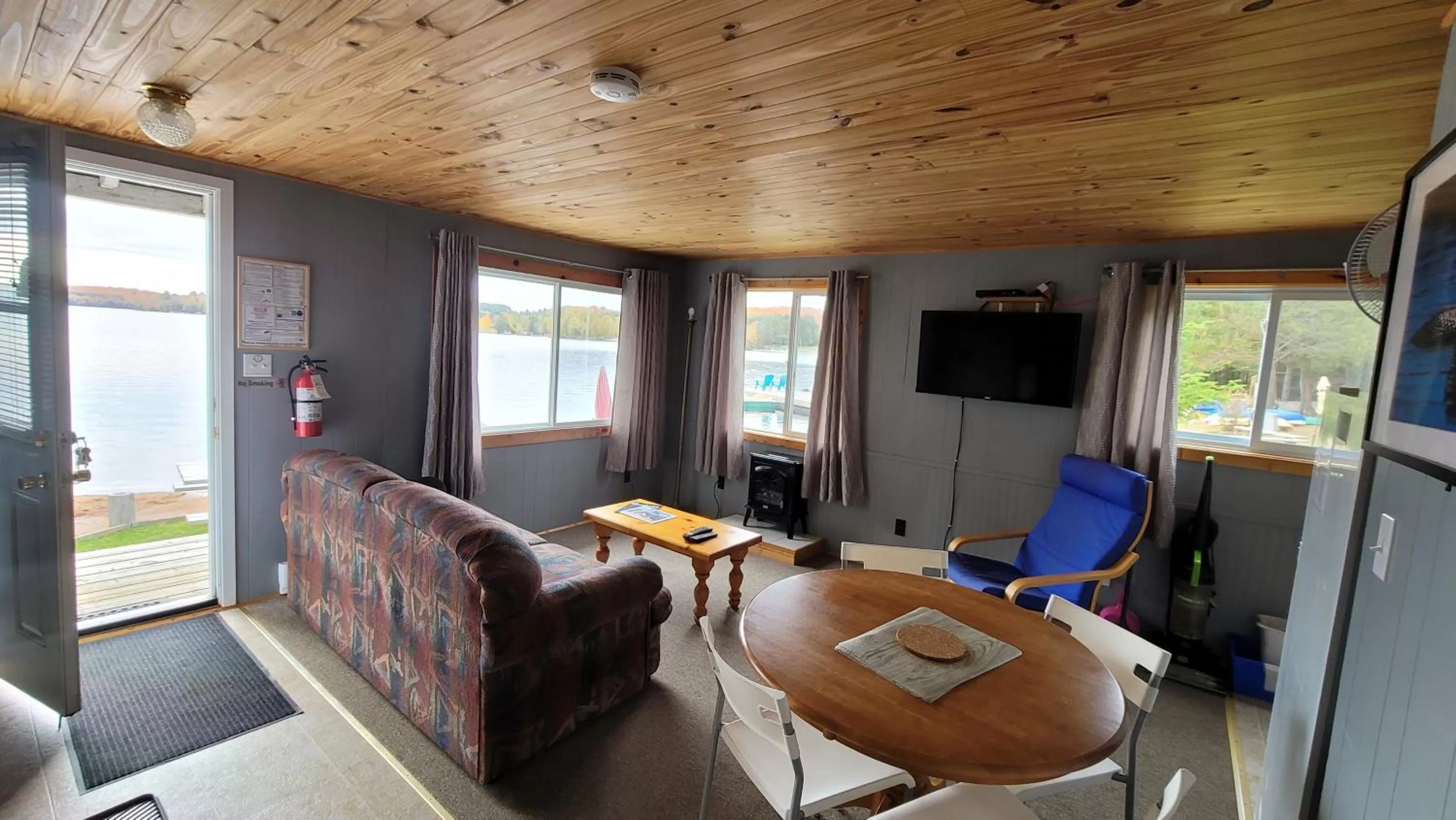 Living room in Parkway Cottage Resort and Trading Post