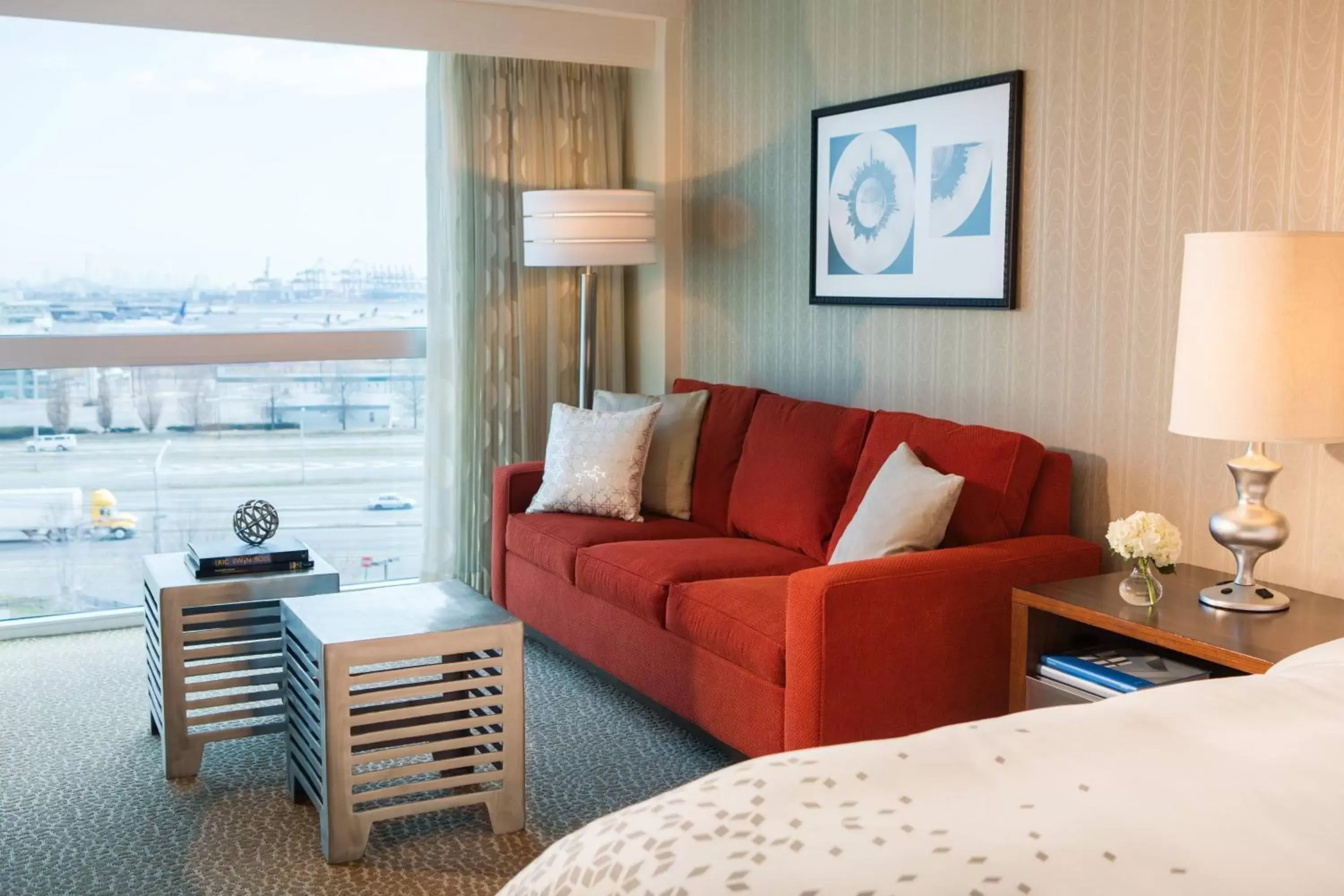 Living room, Seating Area in Renaissance Newark Airport Hotel