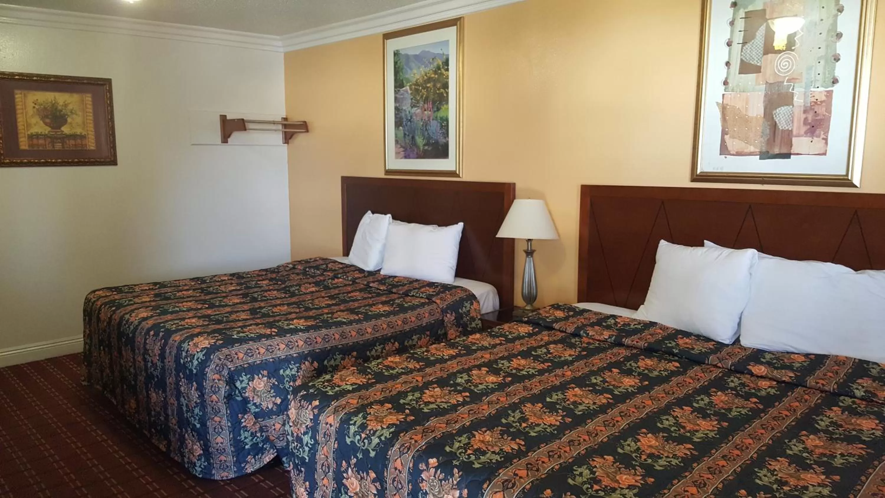 Photo of the whole room, Bed in Royal Inn Motel Long Beach