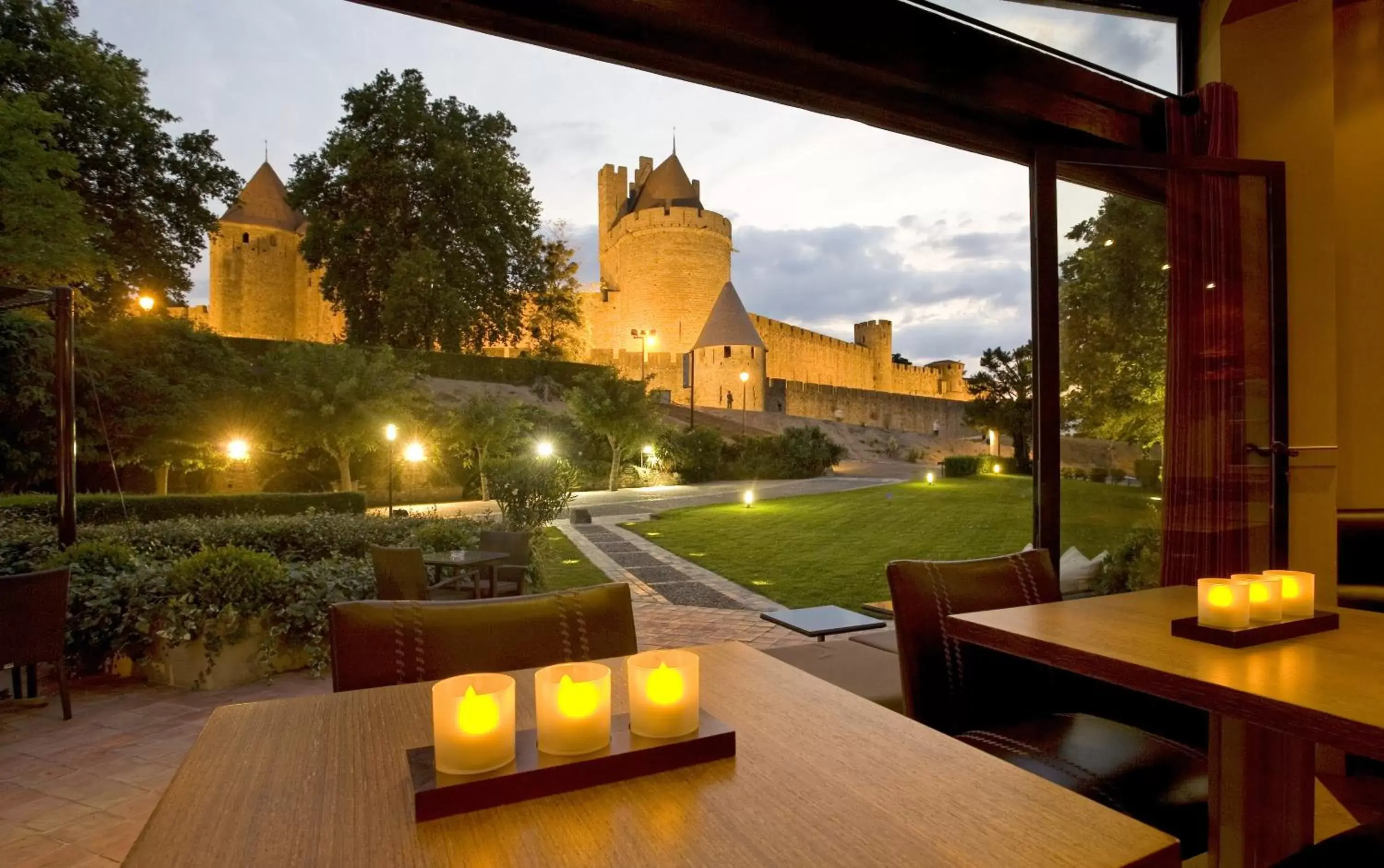 Patio in Hôtel Montmorency & Spa