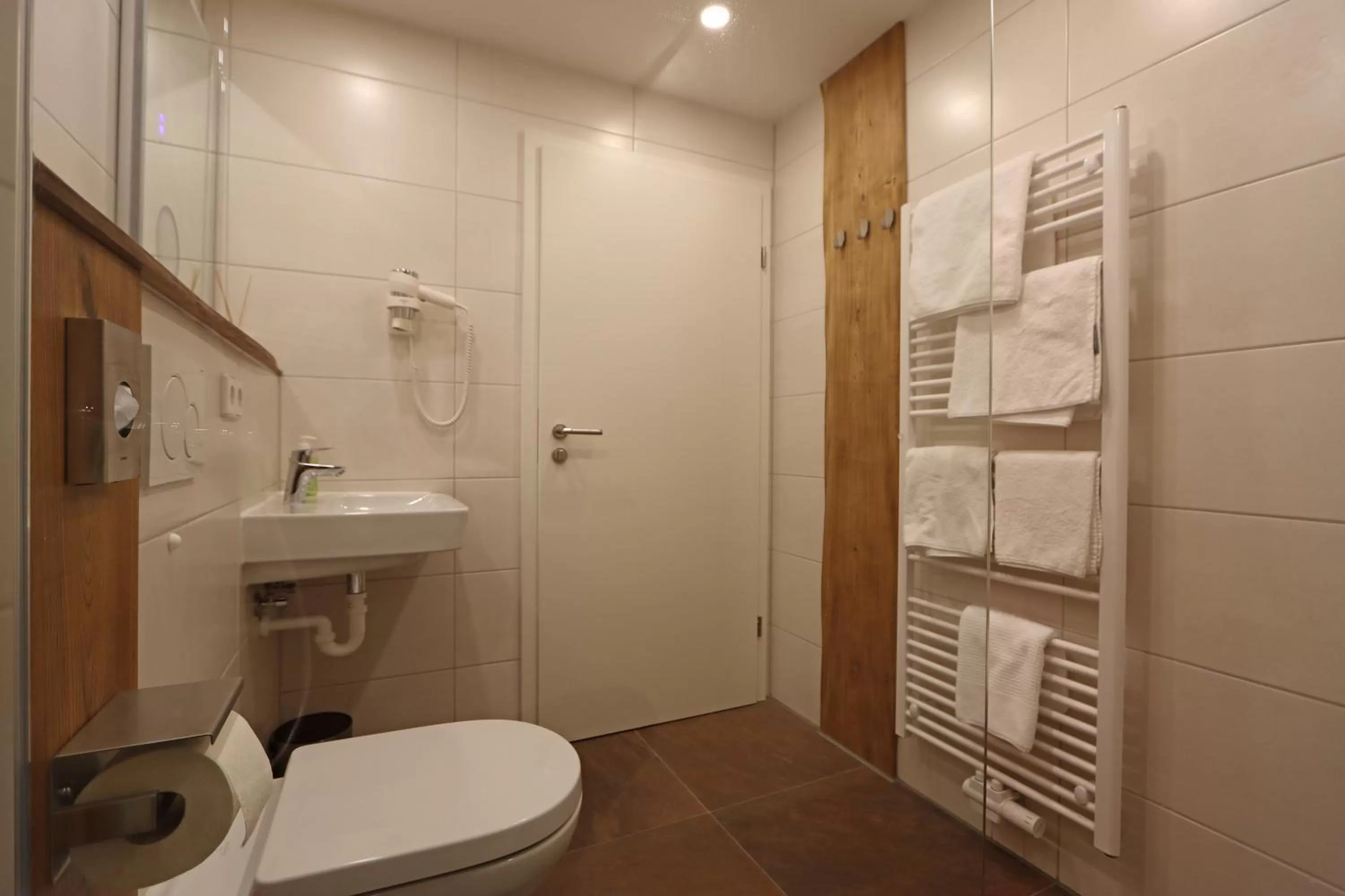 Shower in Hotel Kreuz Höhengasthof