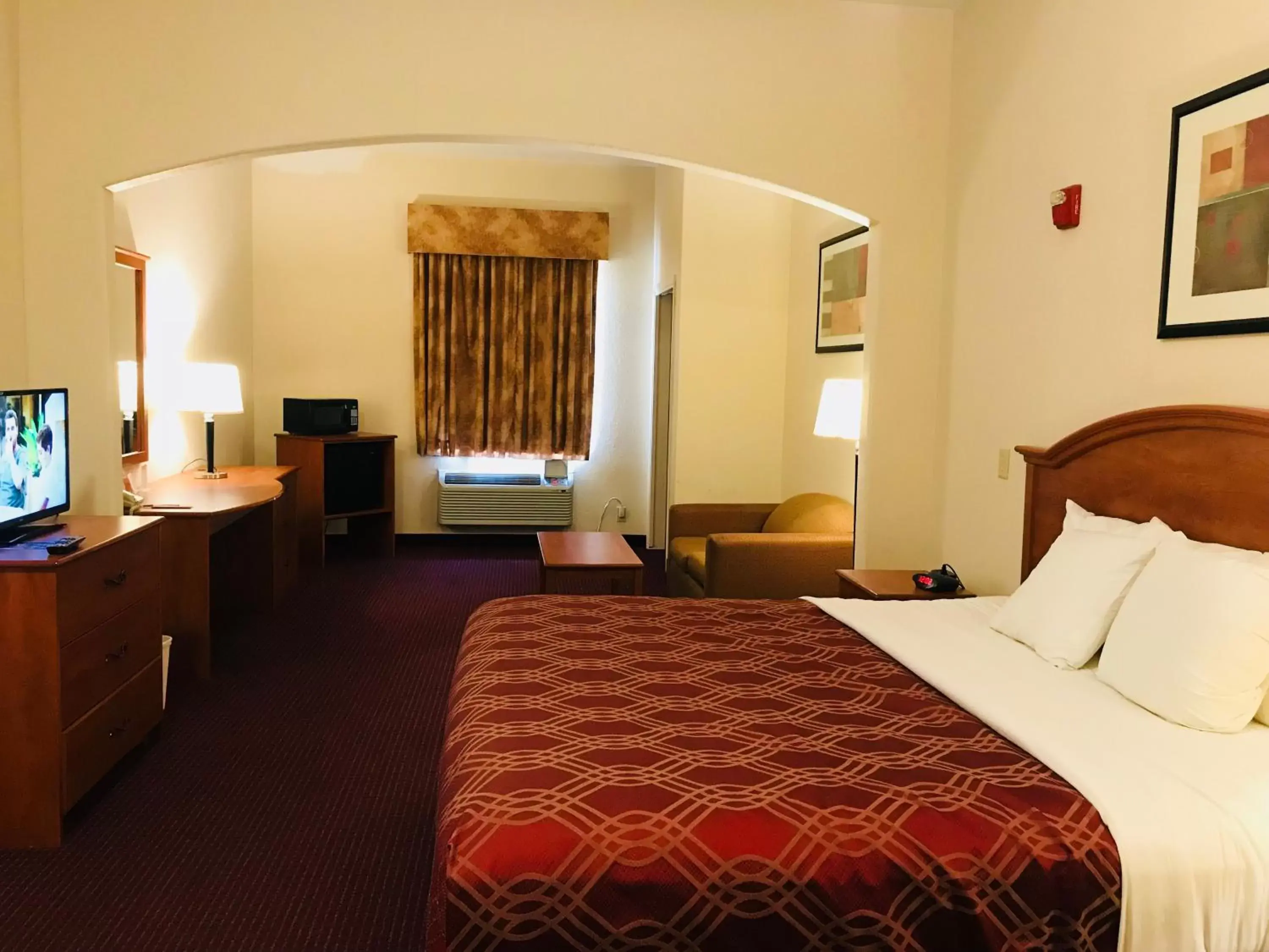 King Suite in Econo Lodge Inn & Suites Beaumont