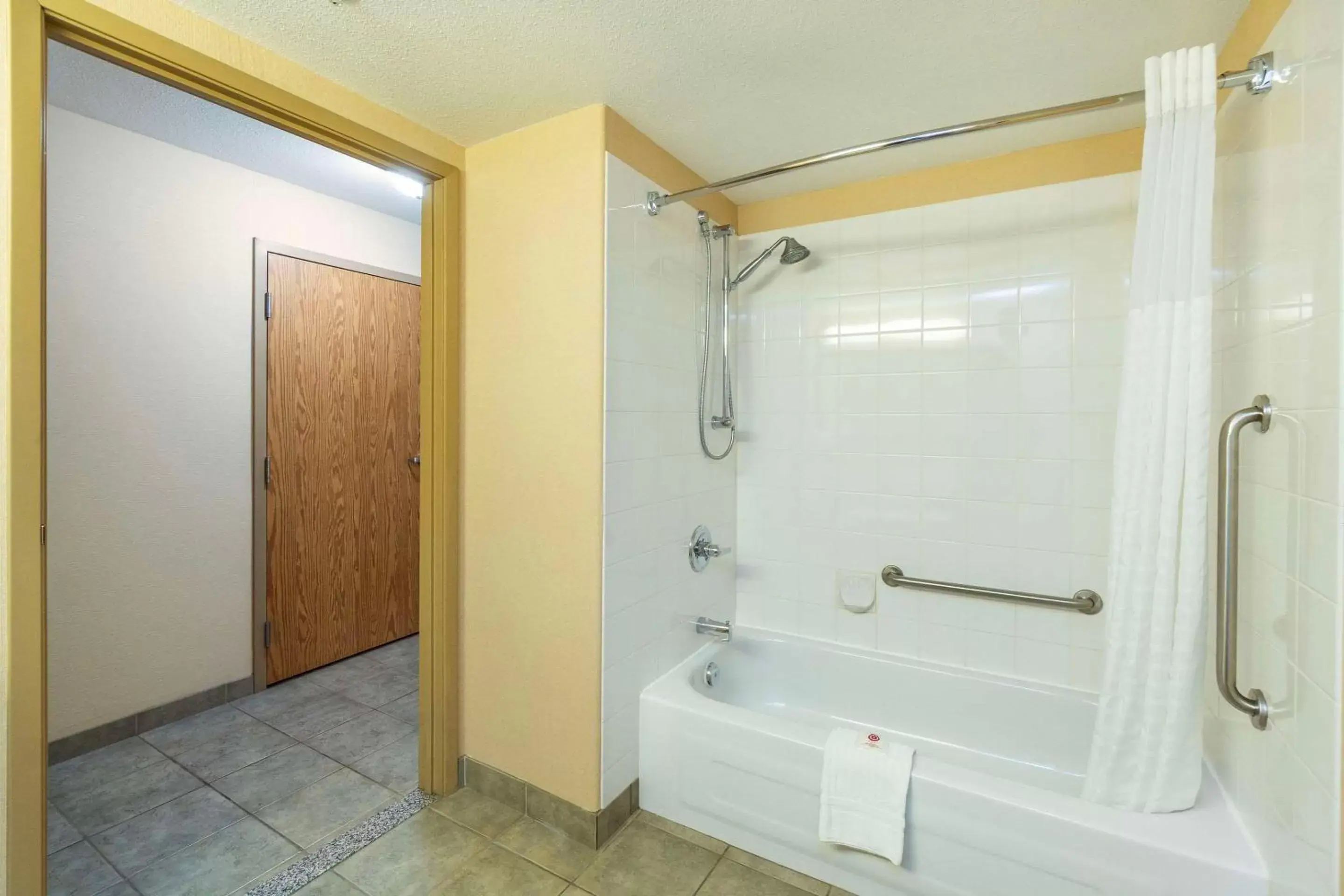 Bedroom, Bathroom in Comfort Inn & Suites Salmon Arm