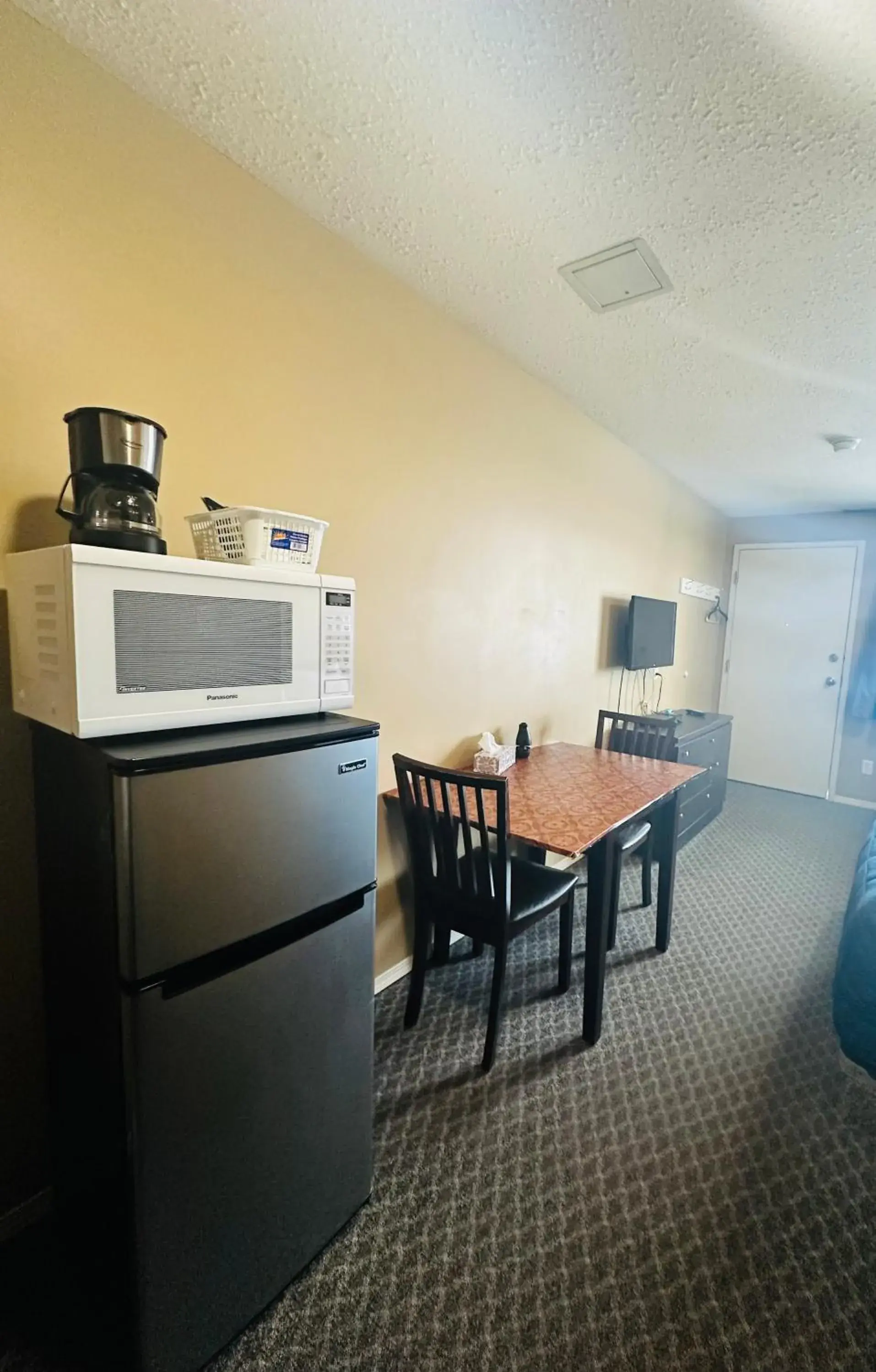 TV and multimedia, Dining Area in Voyageur Motel