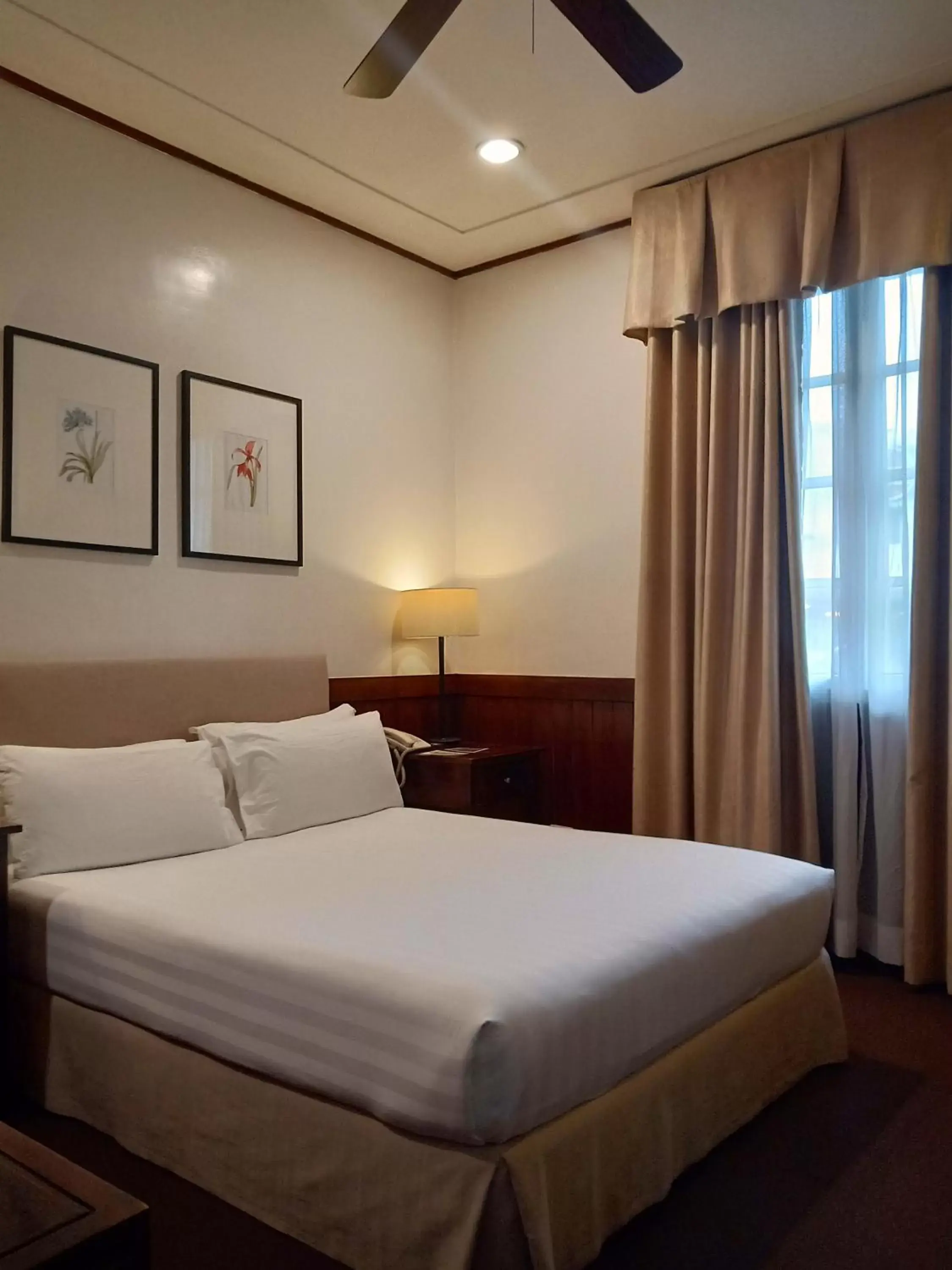 Honeymoon Room with Airconditioning in Casa Vallejo Hotel Baguio