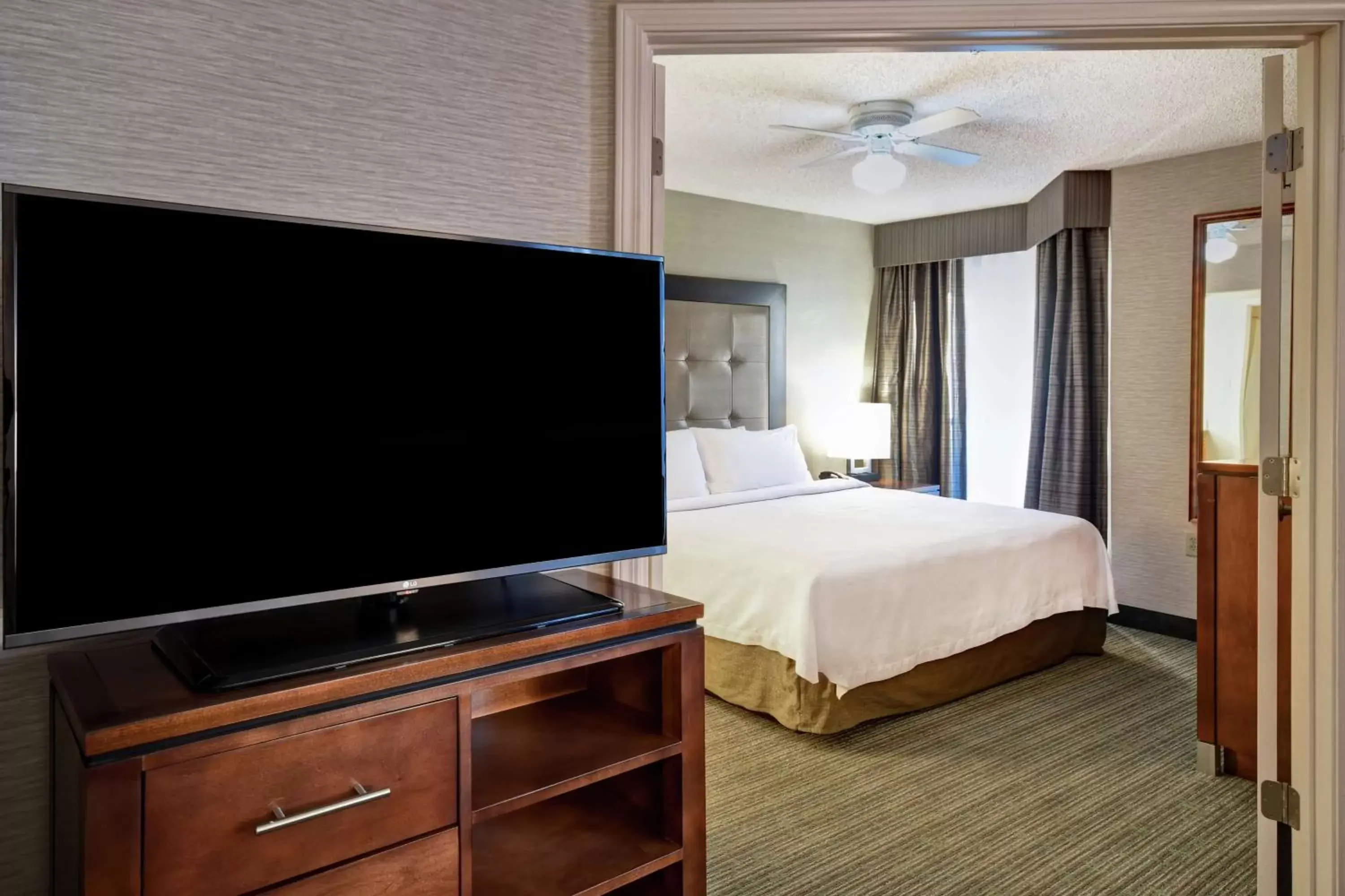 Bedroom, TV/Entertainment Center in Homewood Suites by Hilton Atlanta-Galleria/Cumberland