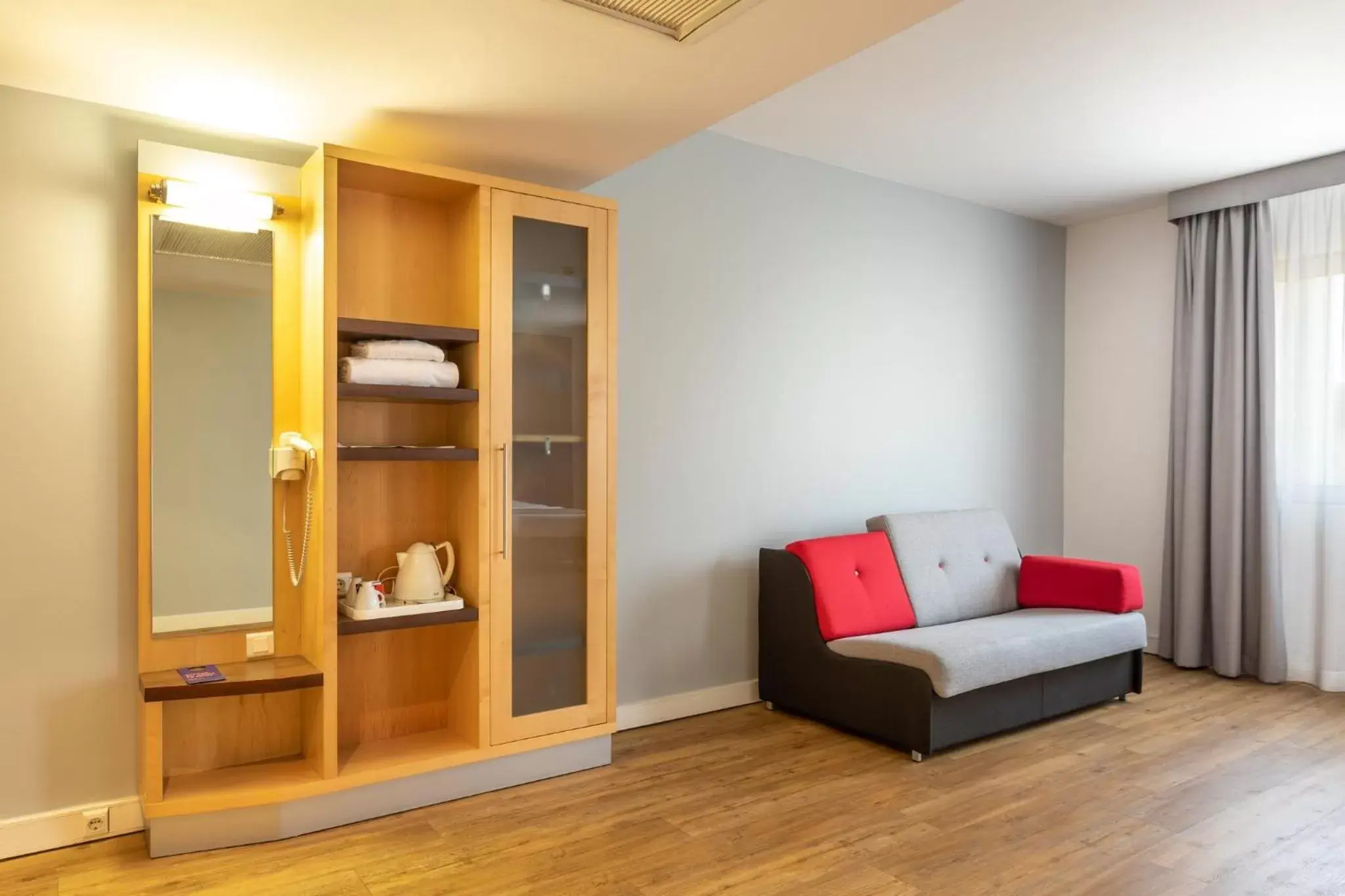 Photo of the whole room, Seating Area in Holiday Inn Express Lisbon-Oeiras, an IHG Hotel