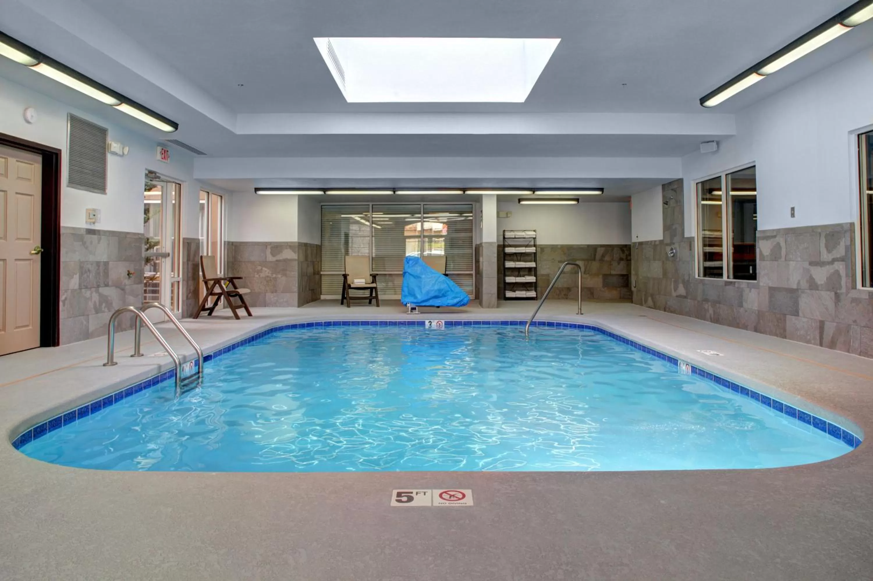 Swimming pool in Country Inn & Suites by Radisson Asheville Downtown Tunnel Road