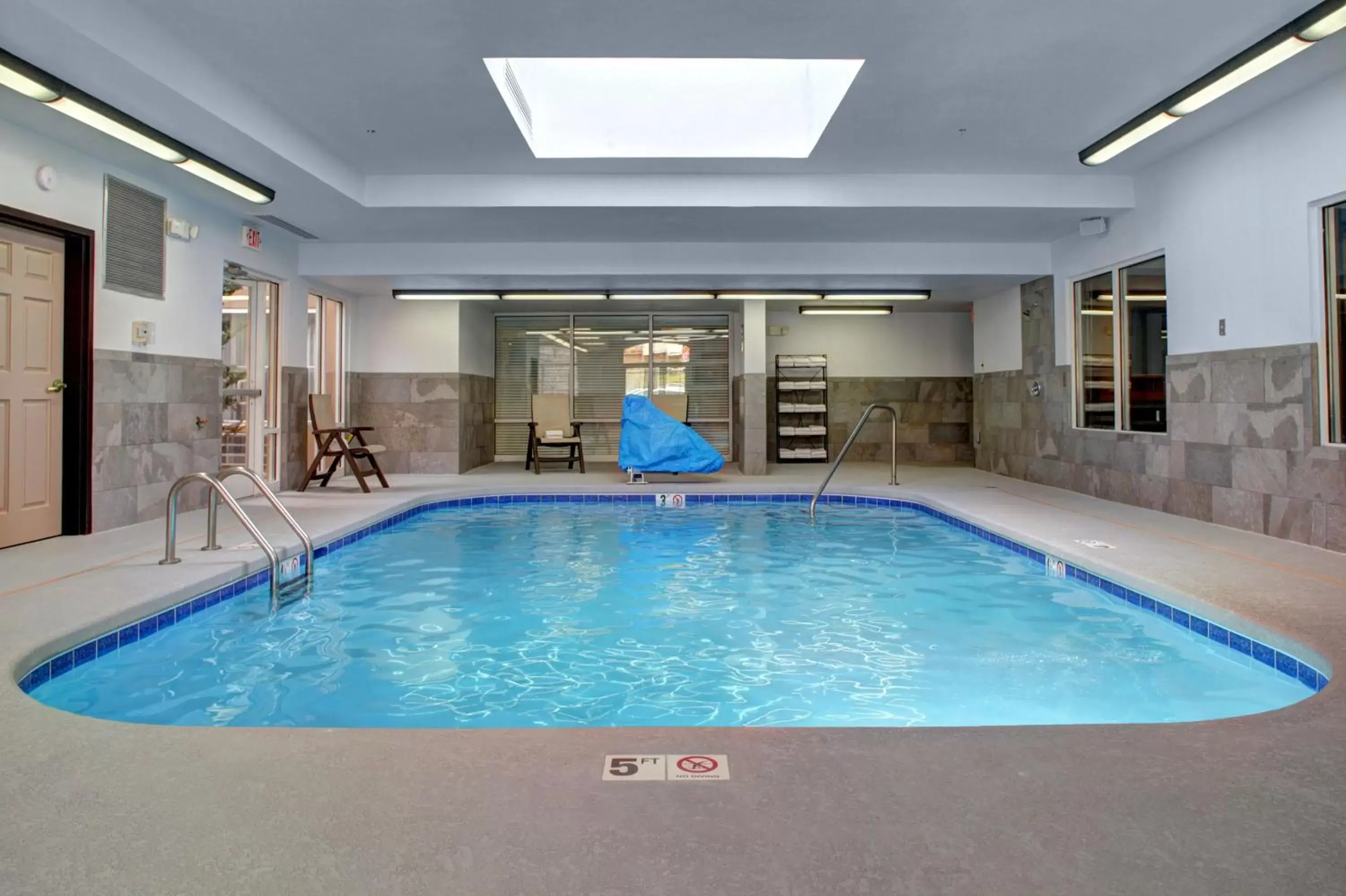 Swimming Pool in Country Inn & Suites by Radisson, Asheville Downtown Tunnel Road, NC