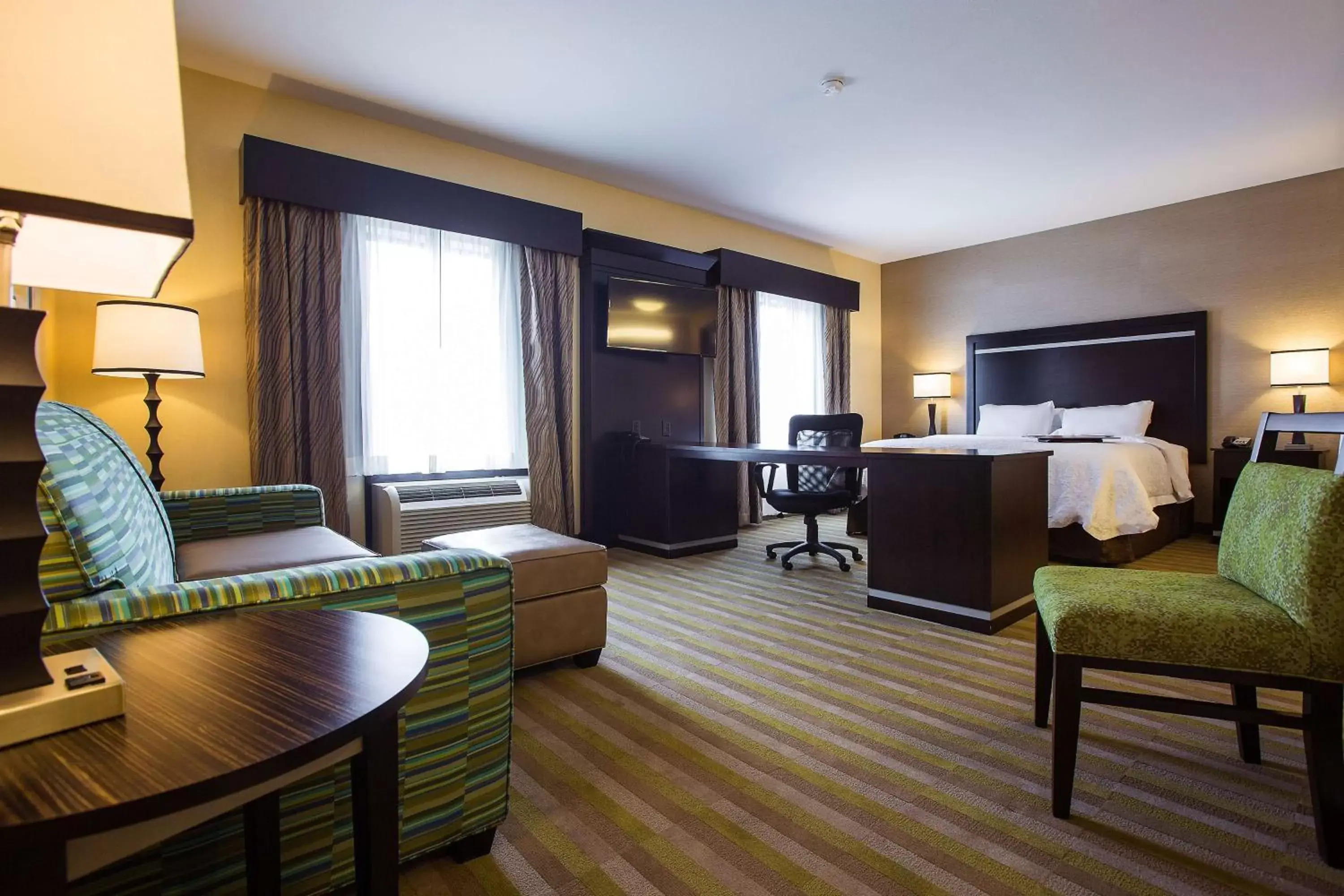 Bed, Seating Area in Hampton Inn & Suites Toledo/Westgate