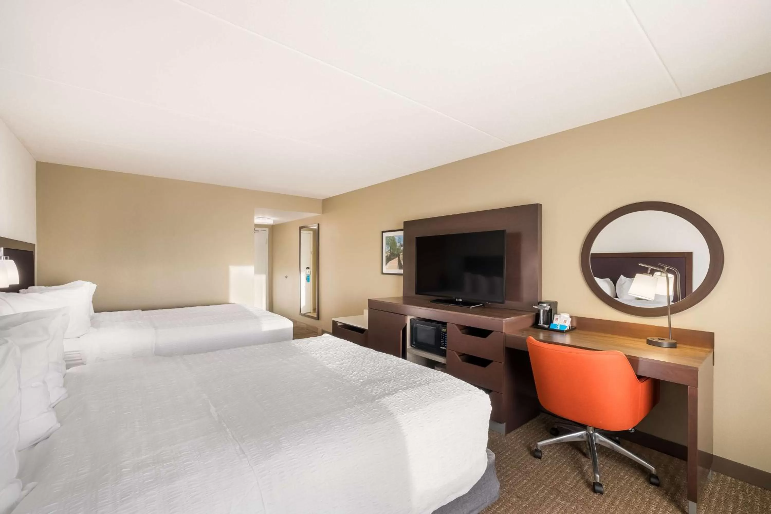 Bedroom, Bed in Hampton Inn McHenry