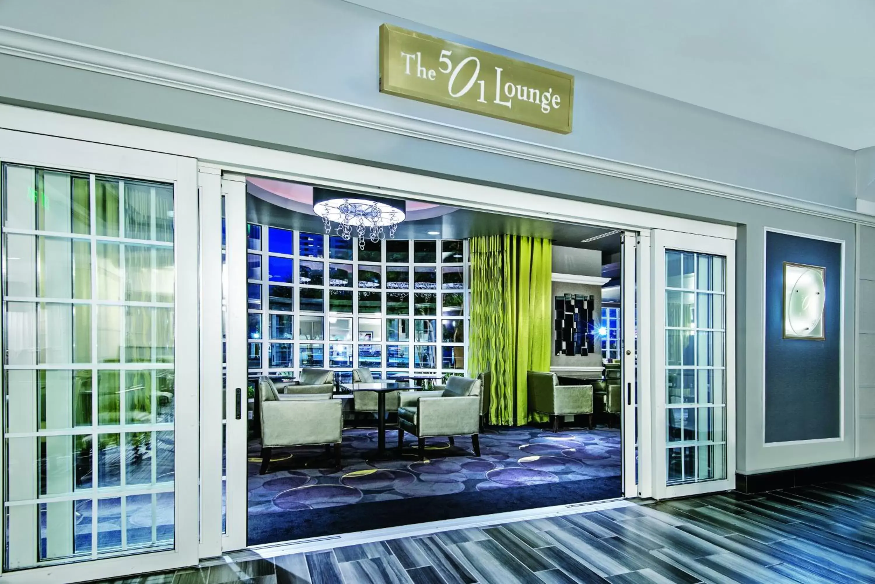Lounge or bar in La Quinta Inn & Suites by Wyndham San Antonio Riverwalk
