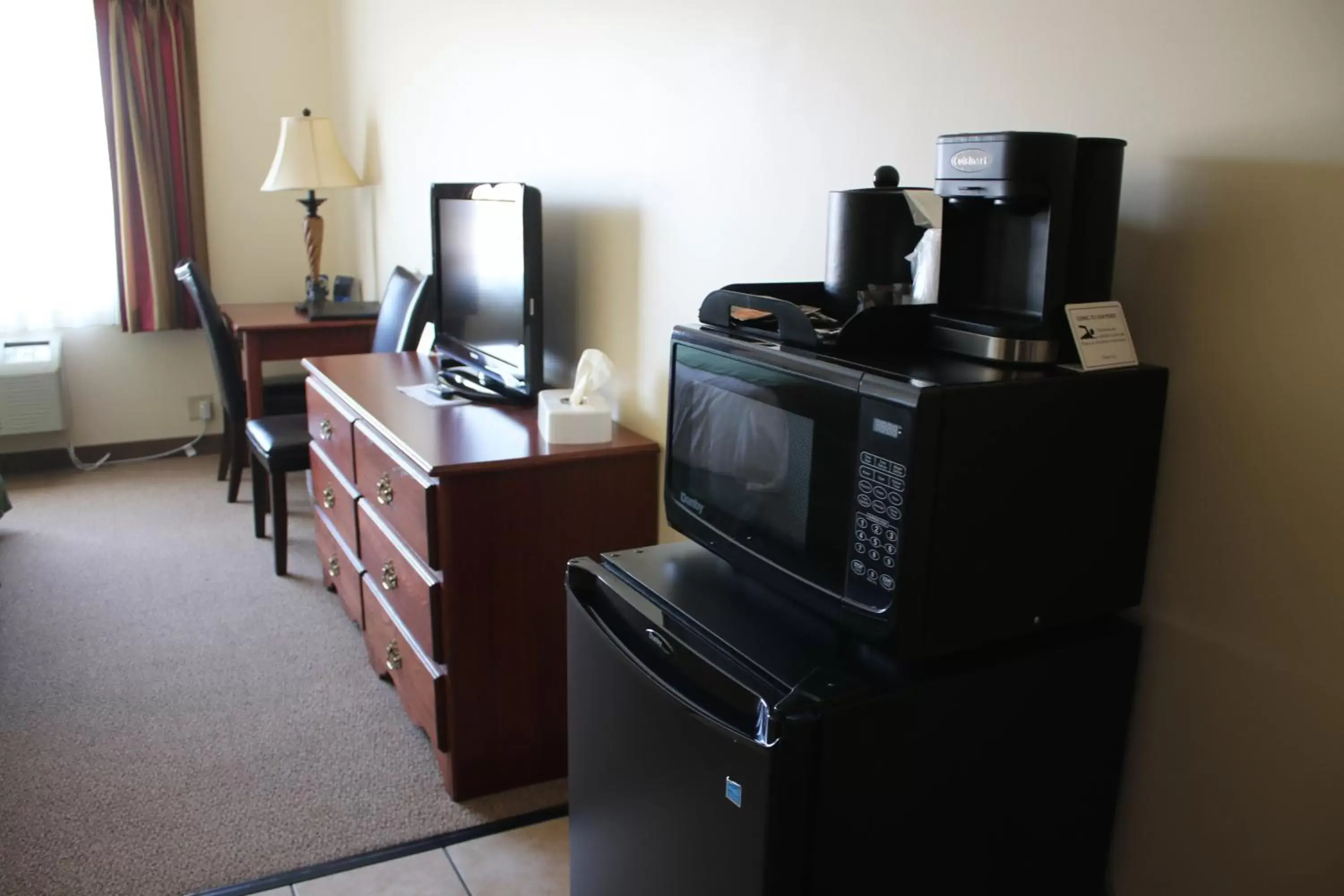 Coffee/tea facilities, TV/Entertainment Center in The Edgewood Hotel and Suites