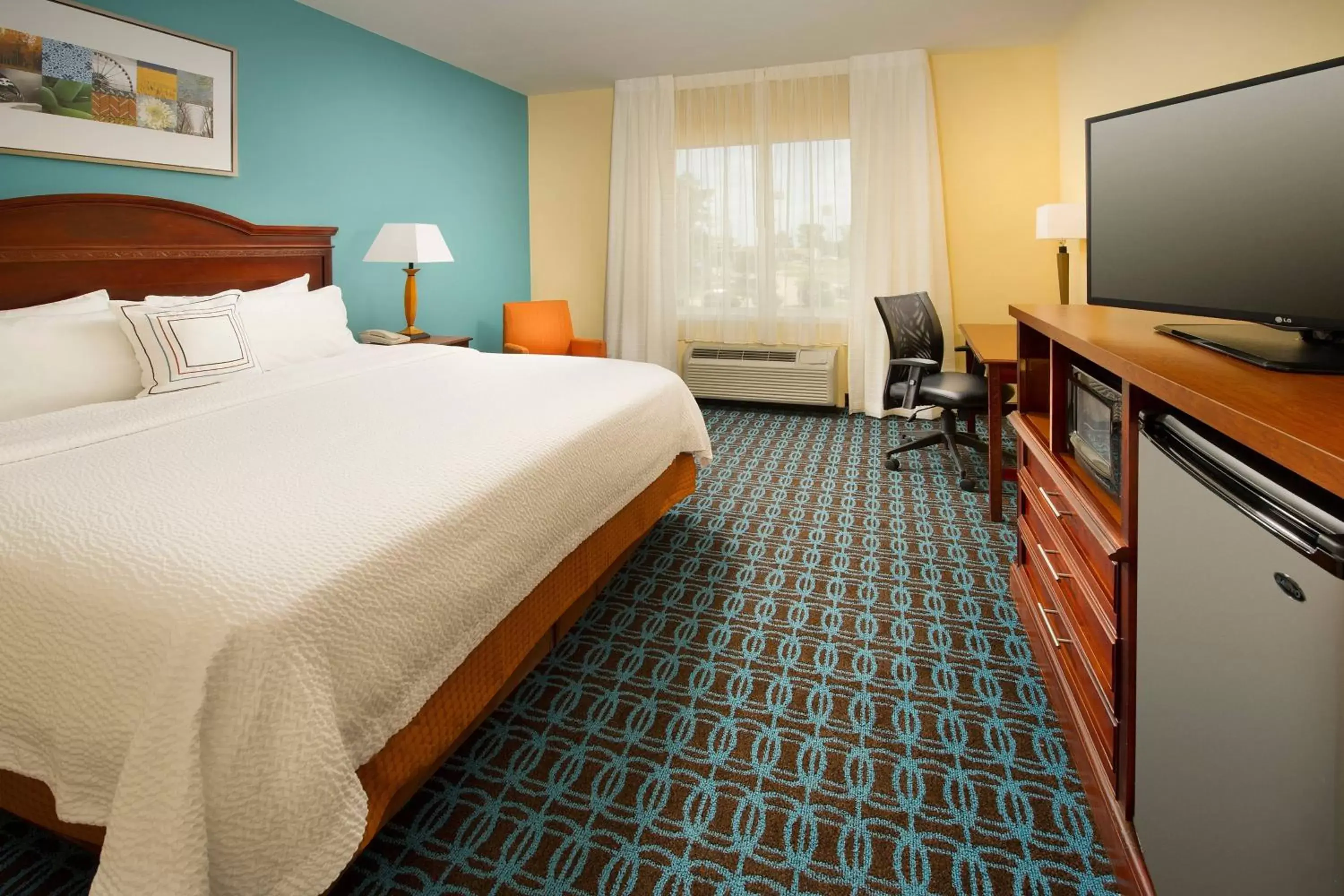Photo of the whole room, Bed in Fairfield Inn & Suites by Marriott Marshall