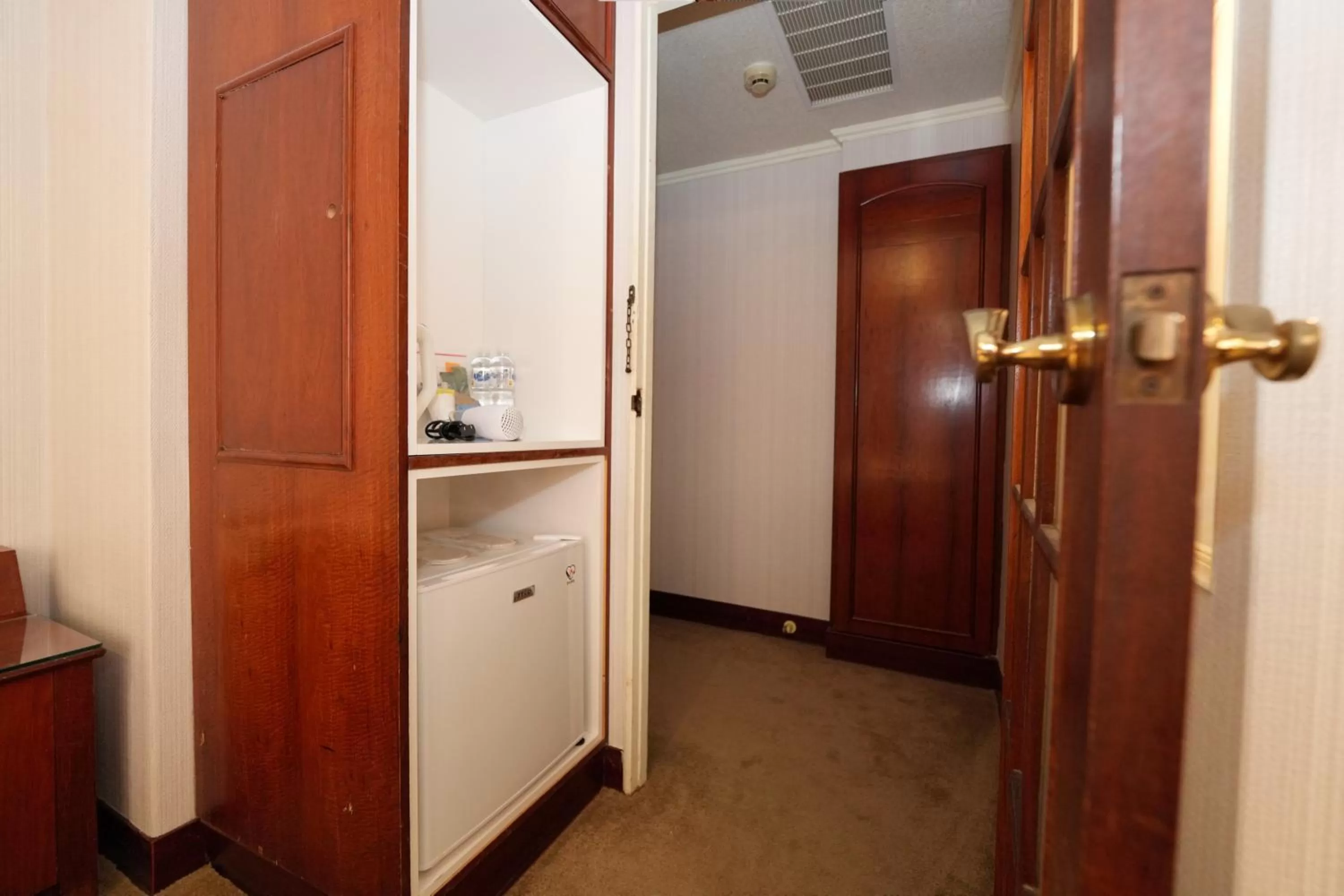 wardrobe, TV/Entertainment Center in Shanger Hotel