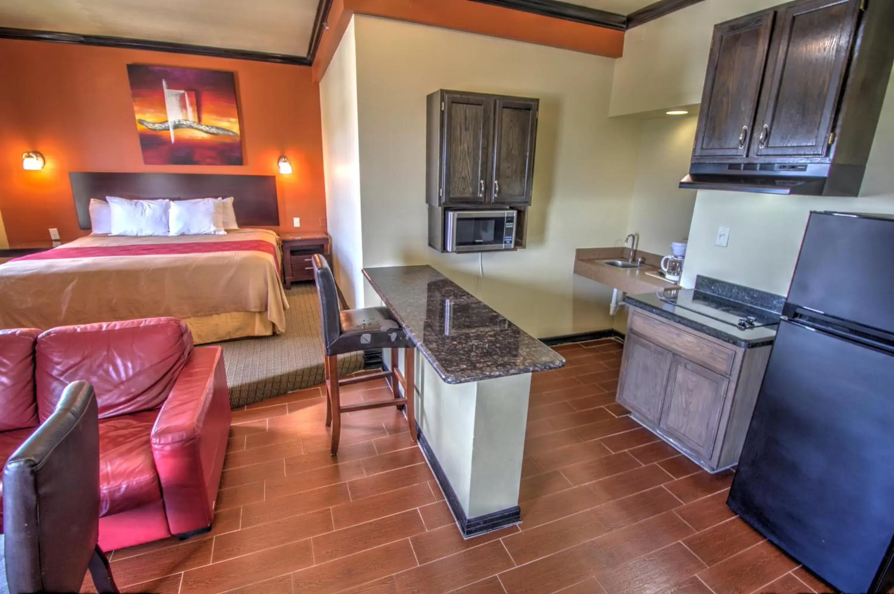 Bed, Kitchen/Kitchenette in Blue Bay Inn and Suites