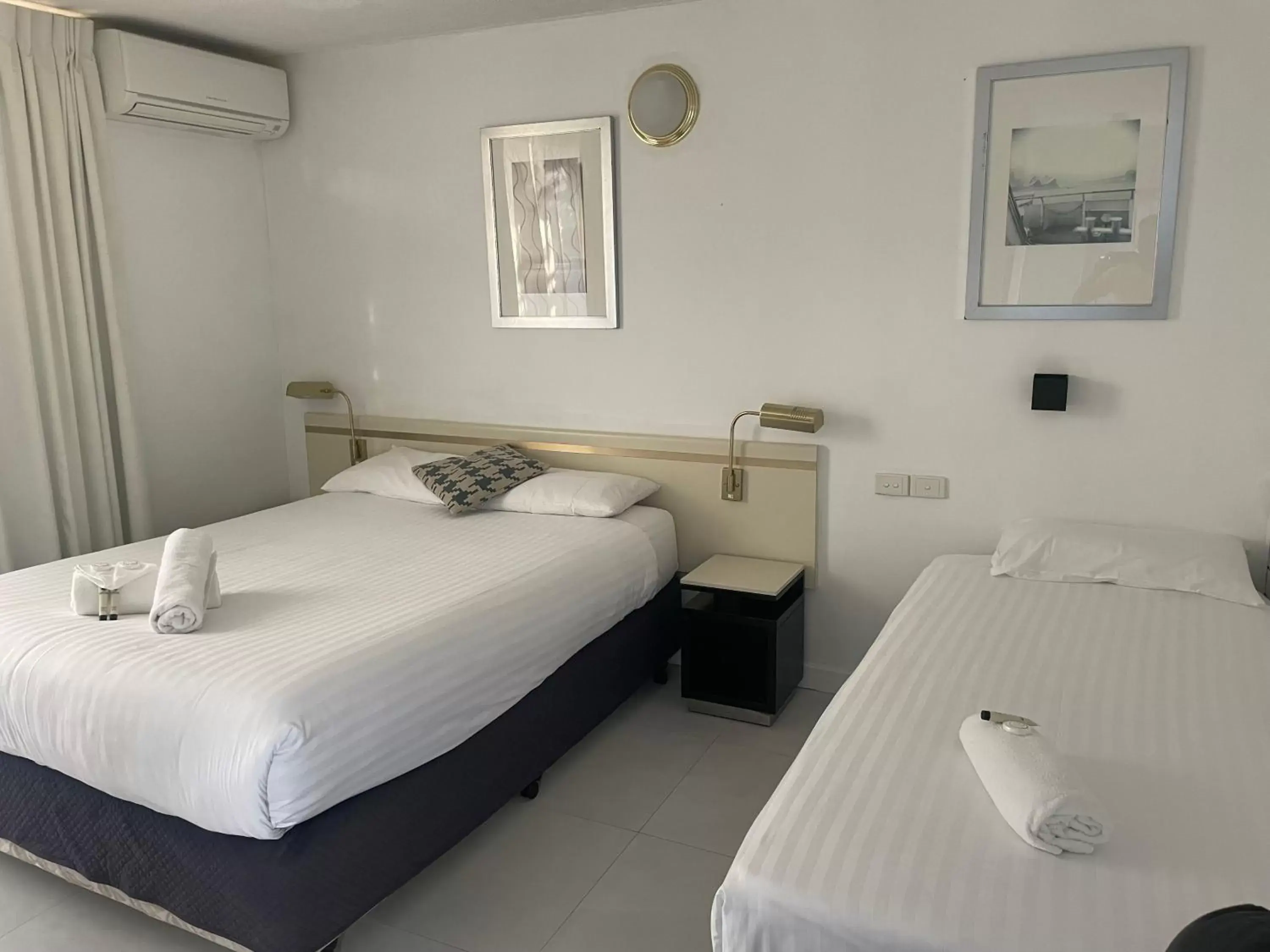 Standard Queen Room in Lakeview Motor Inn Standard Queen Room in Lakeview Motor Inn