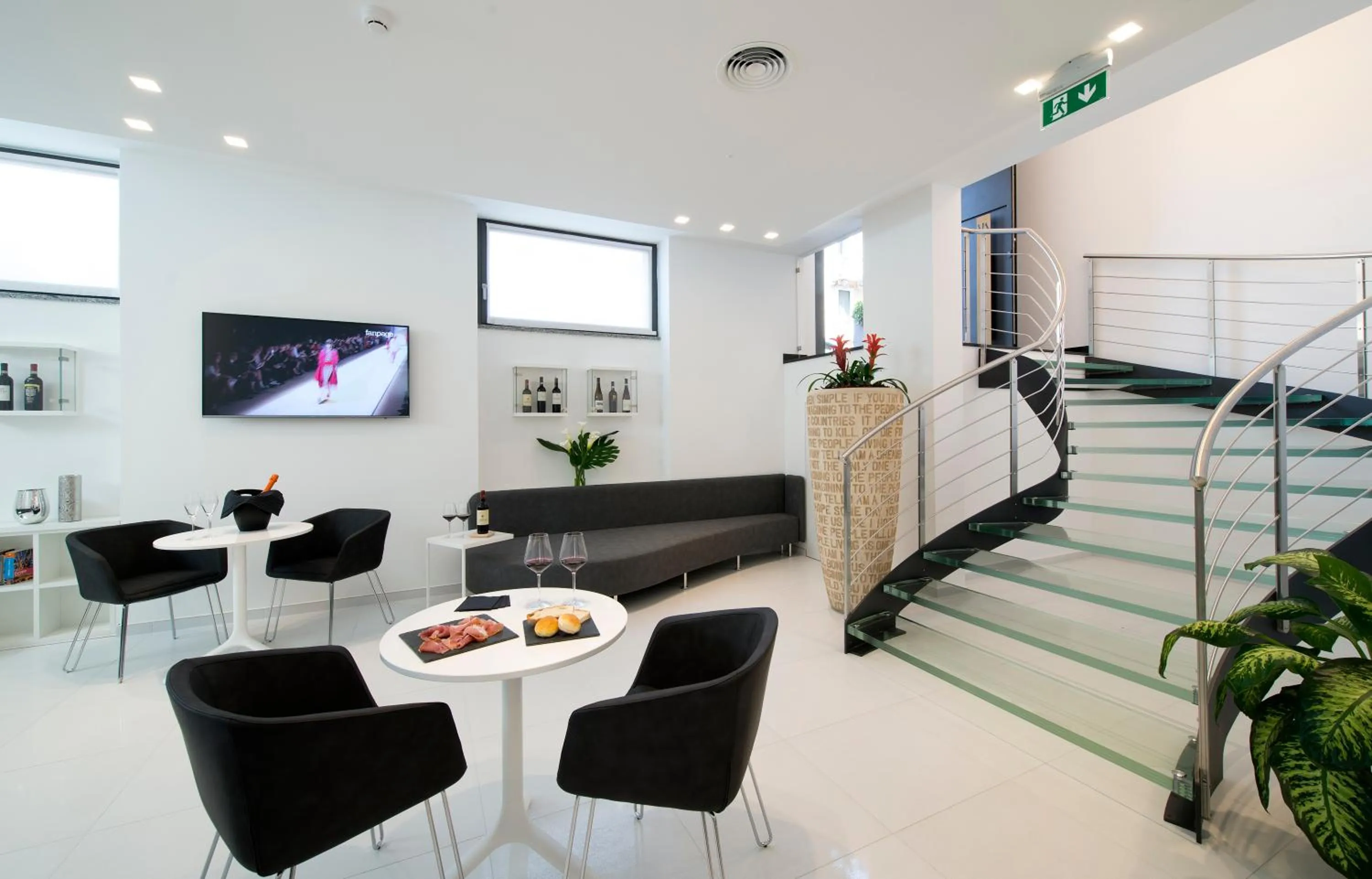 Communal lounge/ TV room in Gatto Bianco Mia Aparthotel