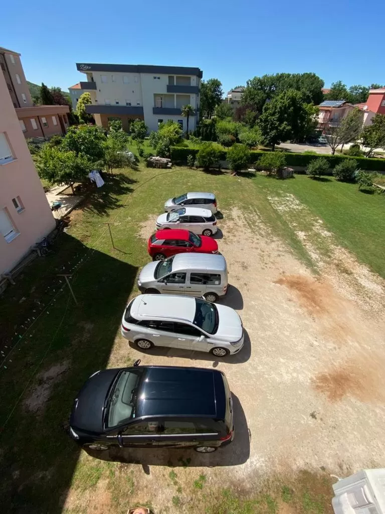 Parking in Pansion Maglica