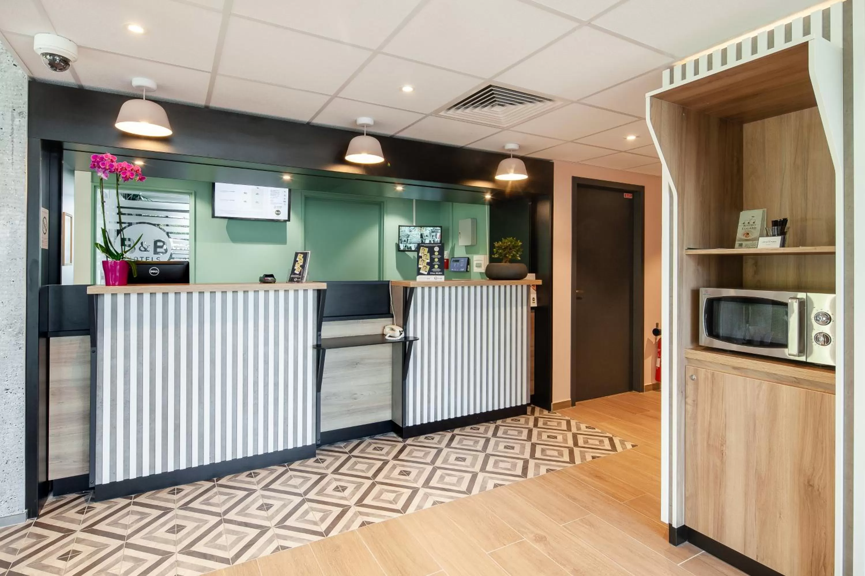 Lobby or reception in B&B HOTEL Igny Palaiseau