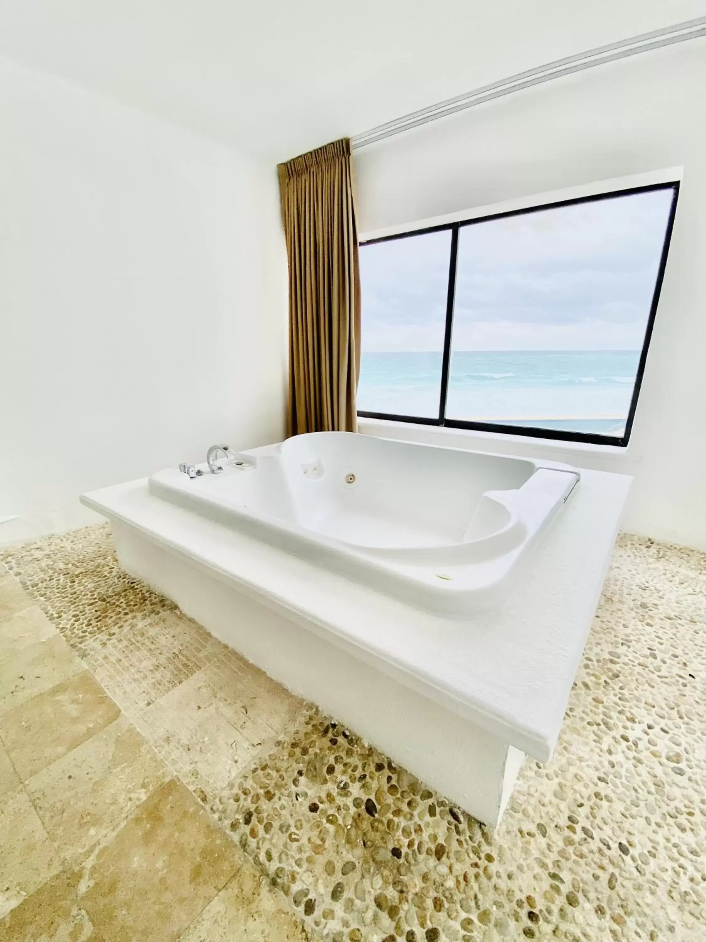 Hot Tub, Bathroom in Cyan Cancun Resort & Spa