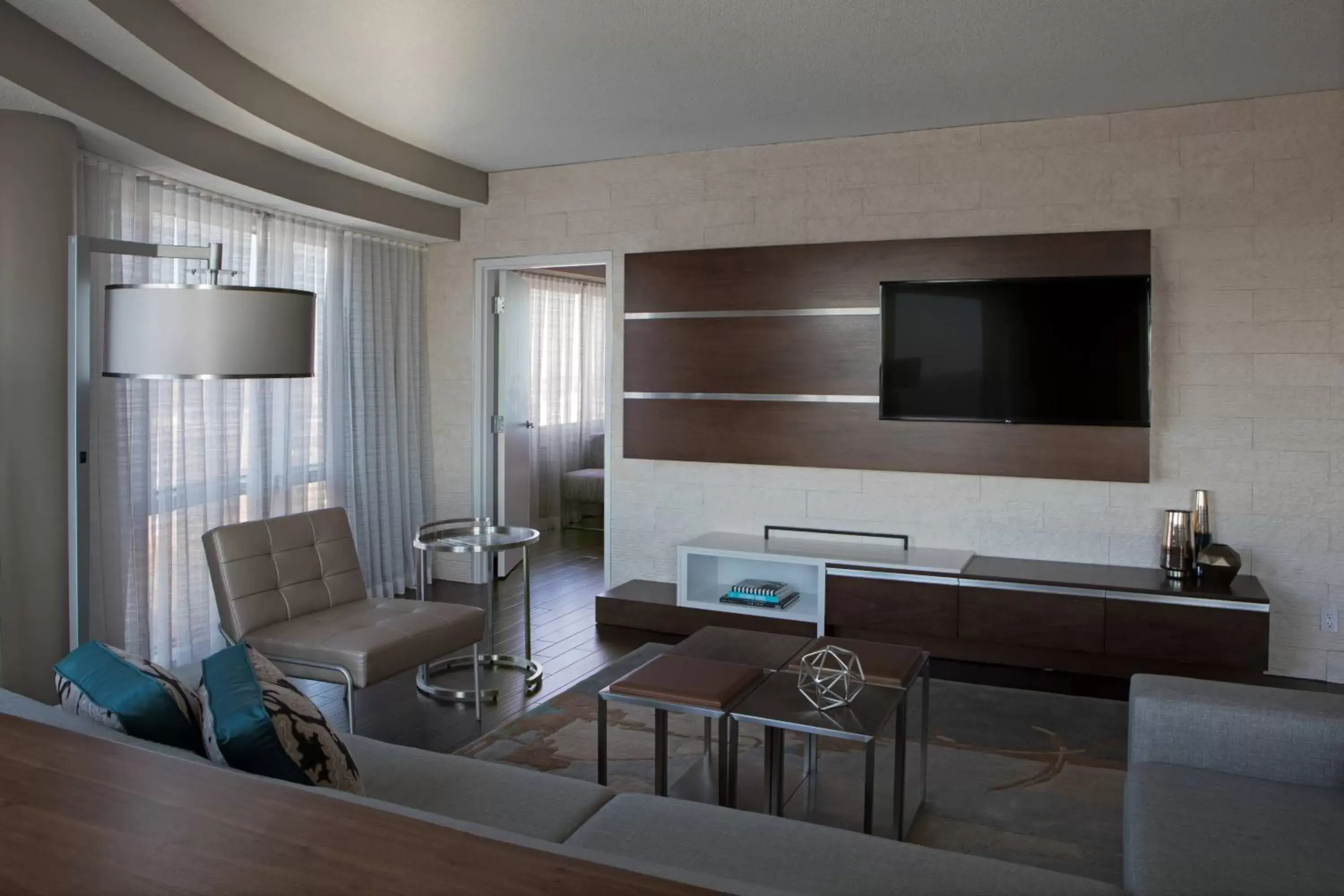 Living room, TV/Entertainment Center in Kansas City Marriott Country Club Plaza