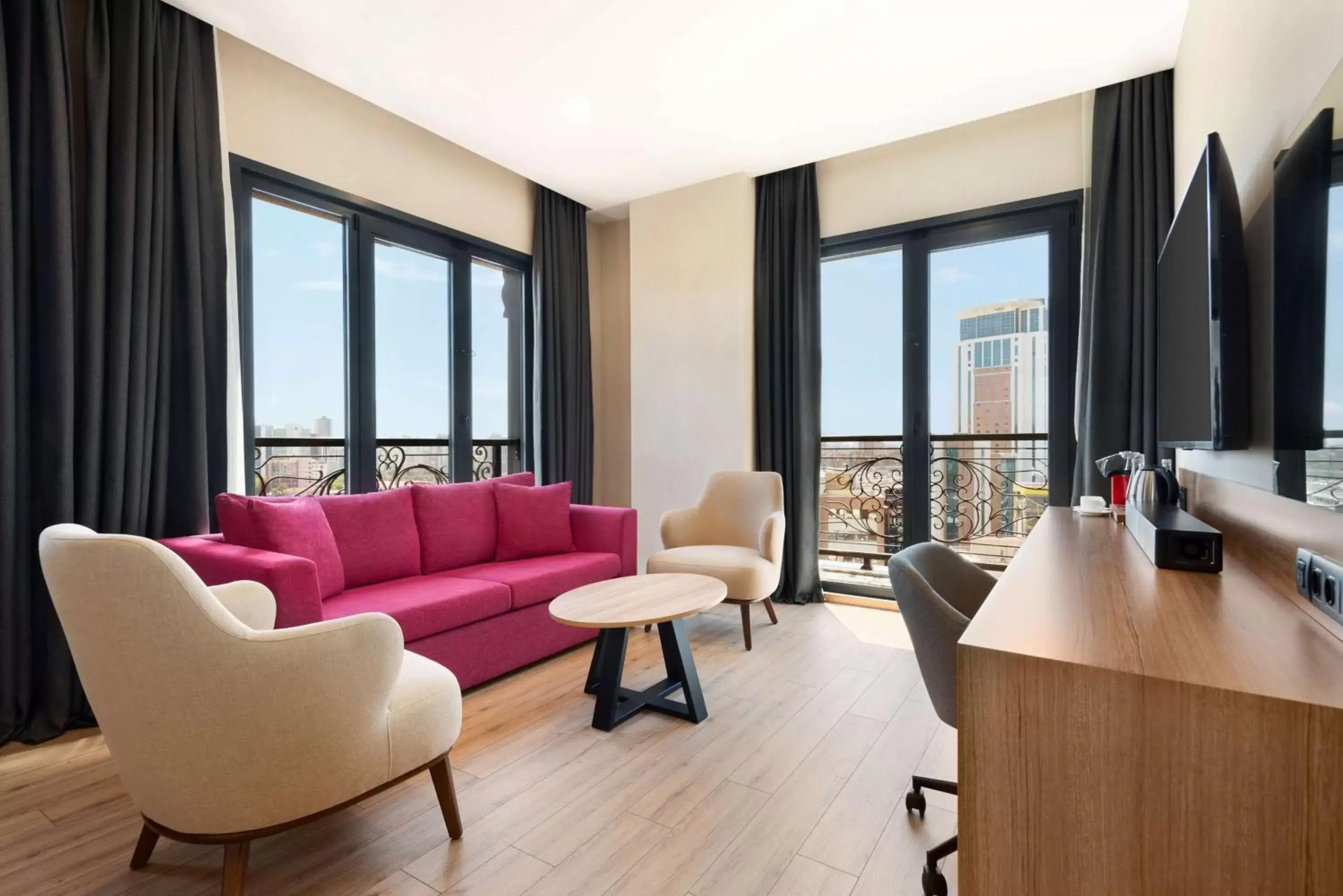Photo of the whole room, Seating Area in Tryp by Wyndham Istanbul Atasehir